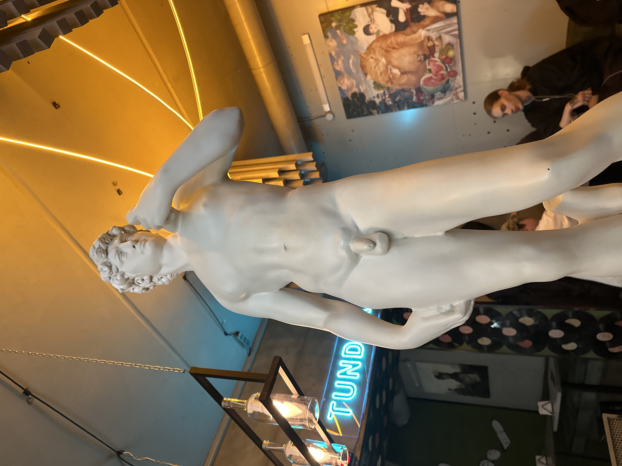 Classical statue centerpiece documented at Krasnoyarsk restaurant