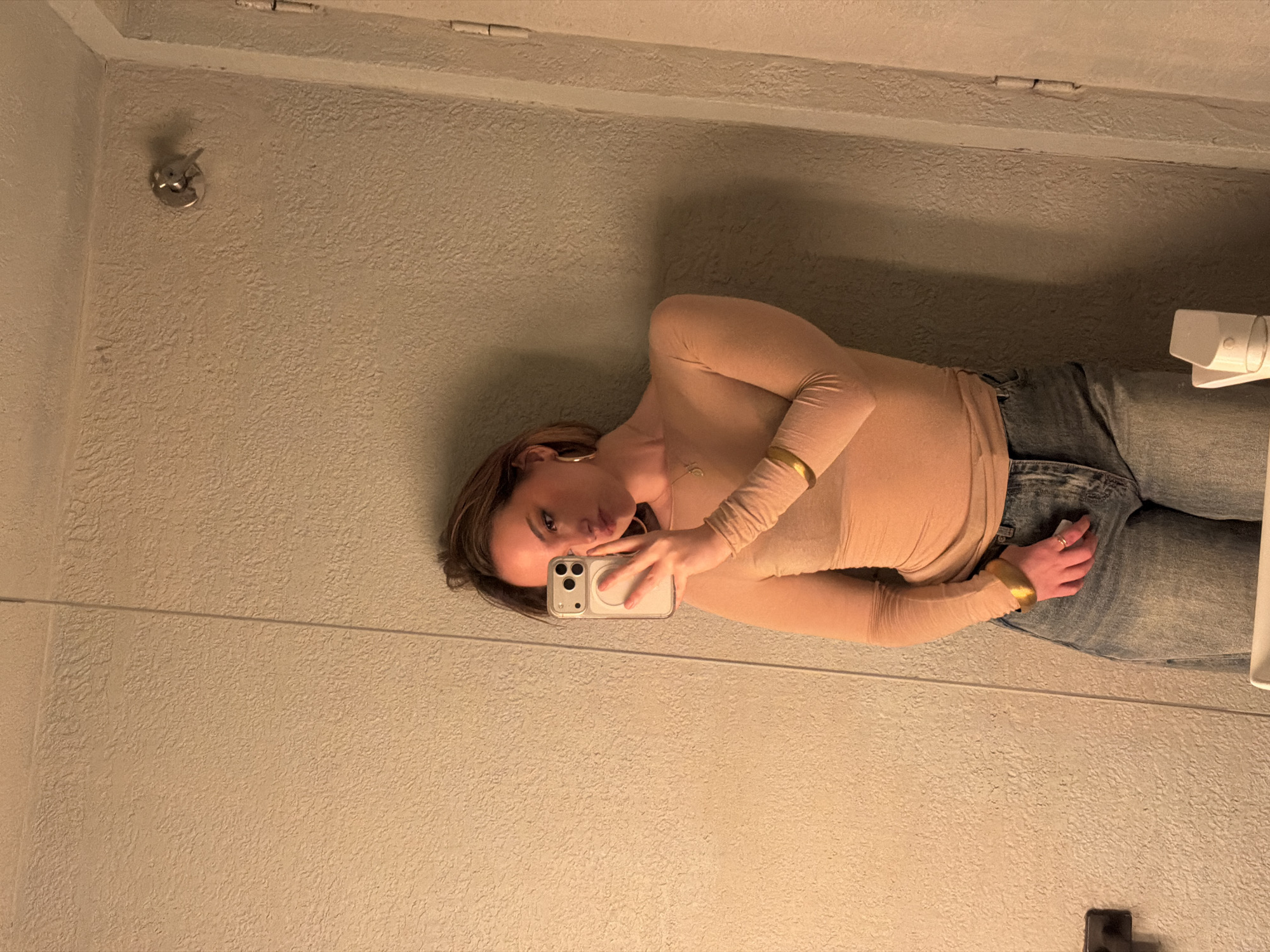 Evening moments captured at Barcelona venue include selfie, drinks