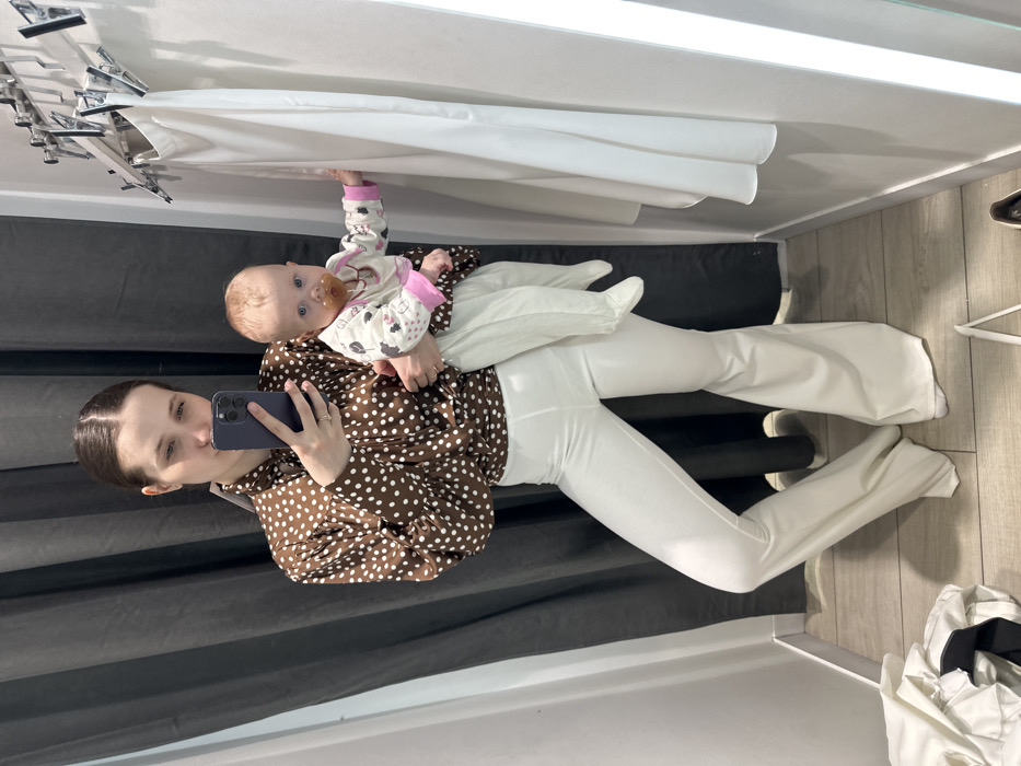 Woman with infant takes fitting room selfies in Moscow store