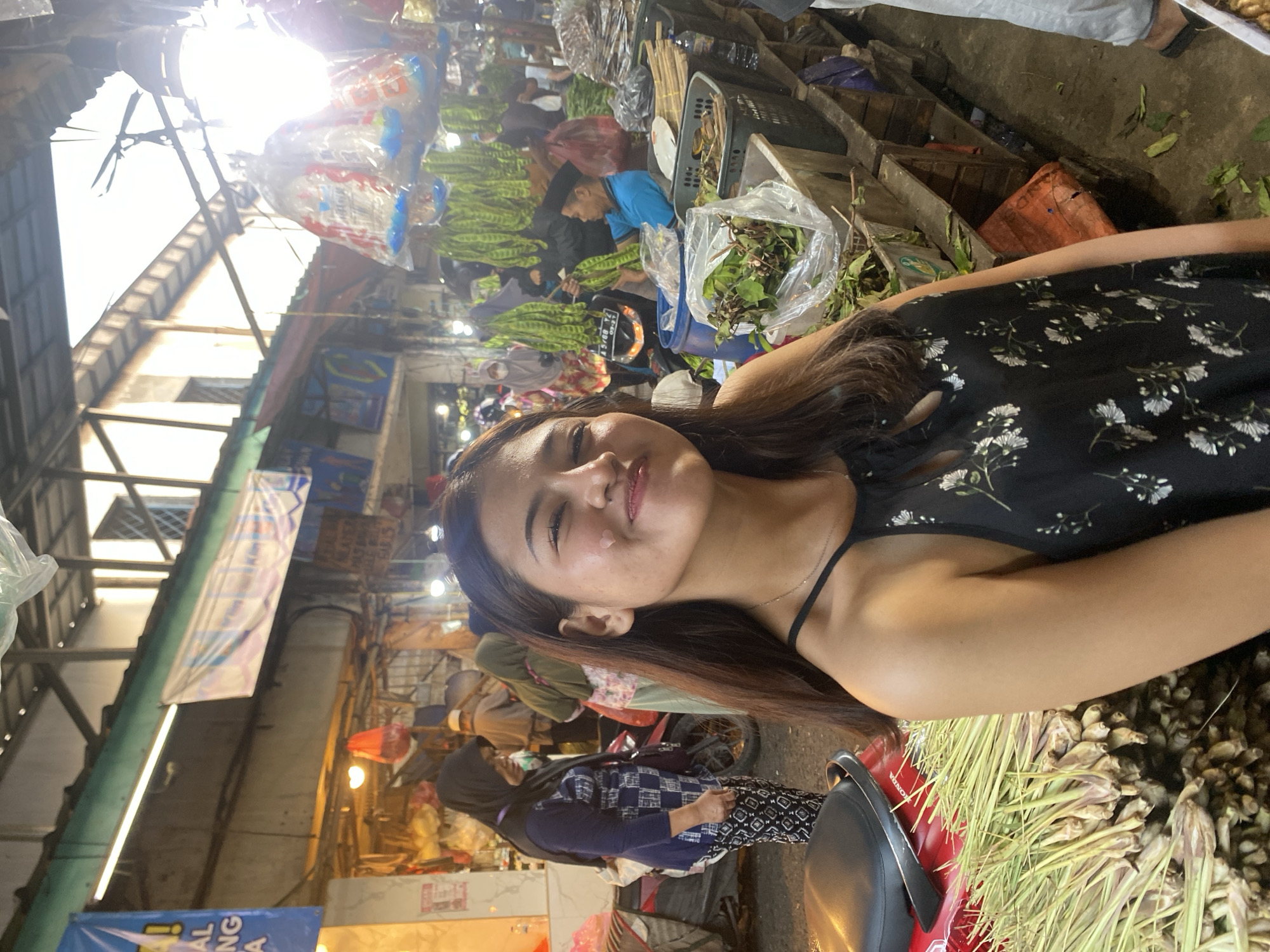 Cikupa street market buzzing with produce and dried goods