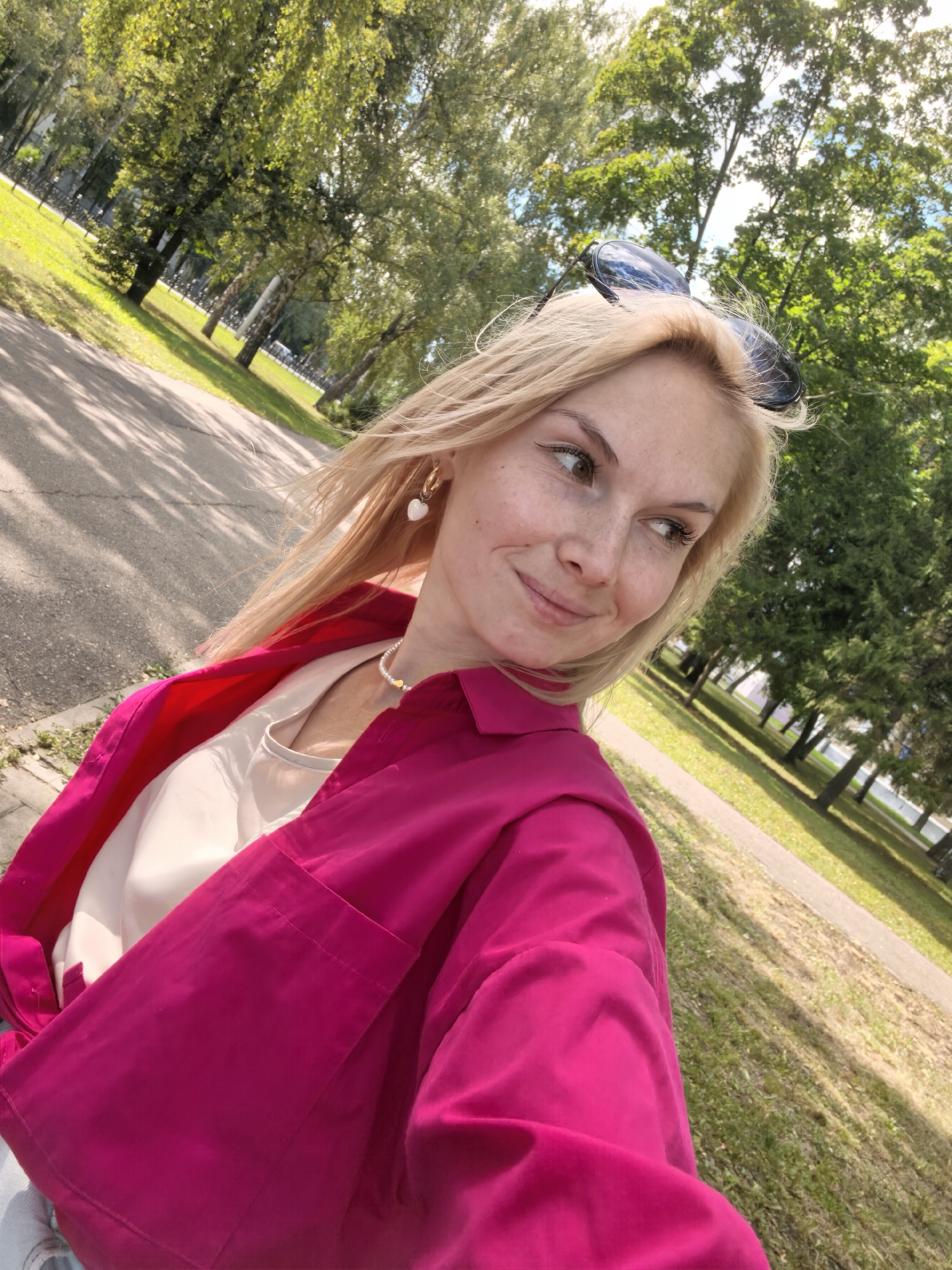 Selfie session in a Sterlitamak park on a sunny morning