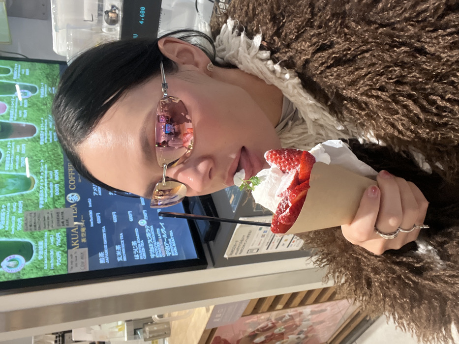 Morning dessert stop captured in Osaka's Shinsaibashi district