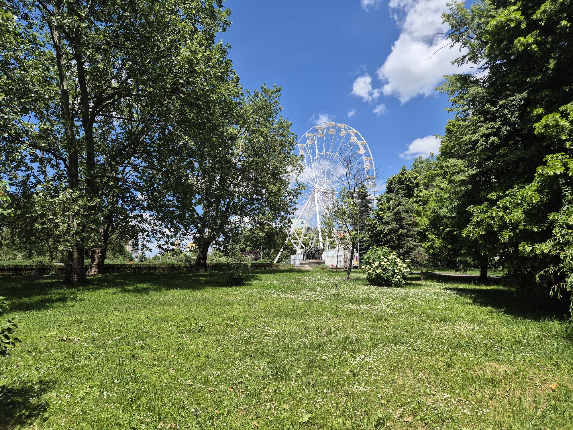 Witness documents leisurely day across park, restaurants, indoor spaces