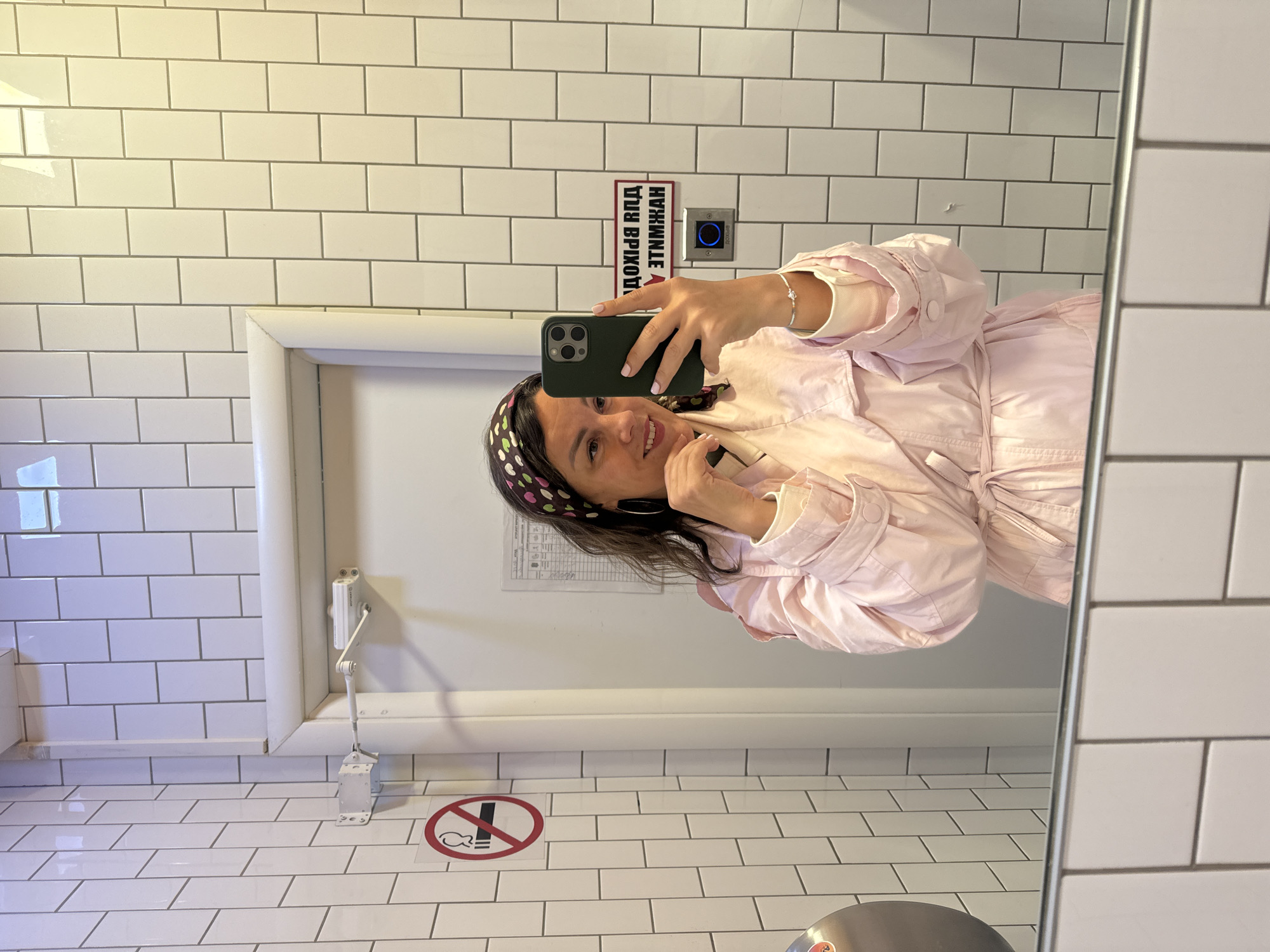Krasnoyarsk resident captures bathroom selfie, nighttime street scene