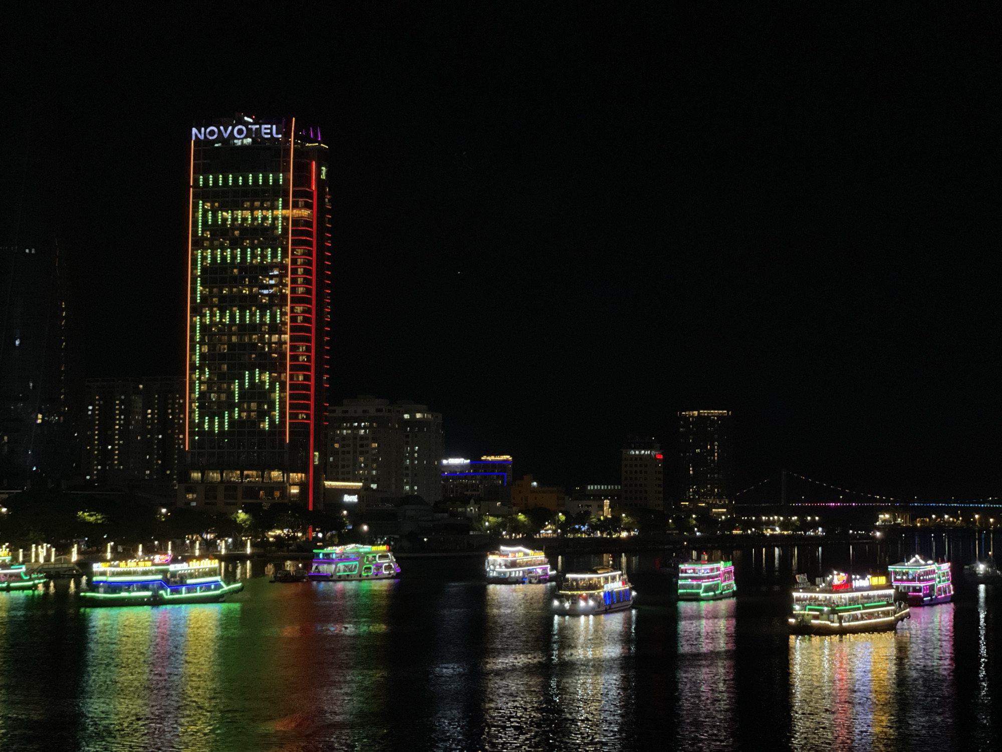 Đà Nẵng's Han River waterfront alive at night with fireworks and crowds