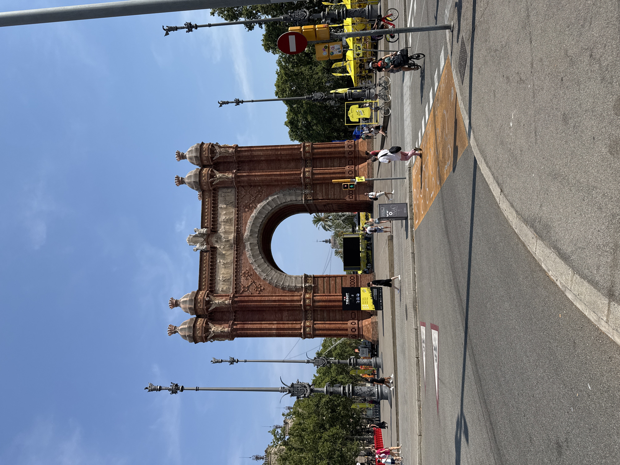 Arc de Triomf up close, then lunch in Barcelona