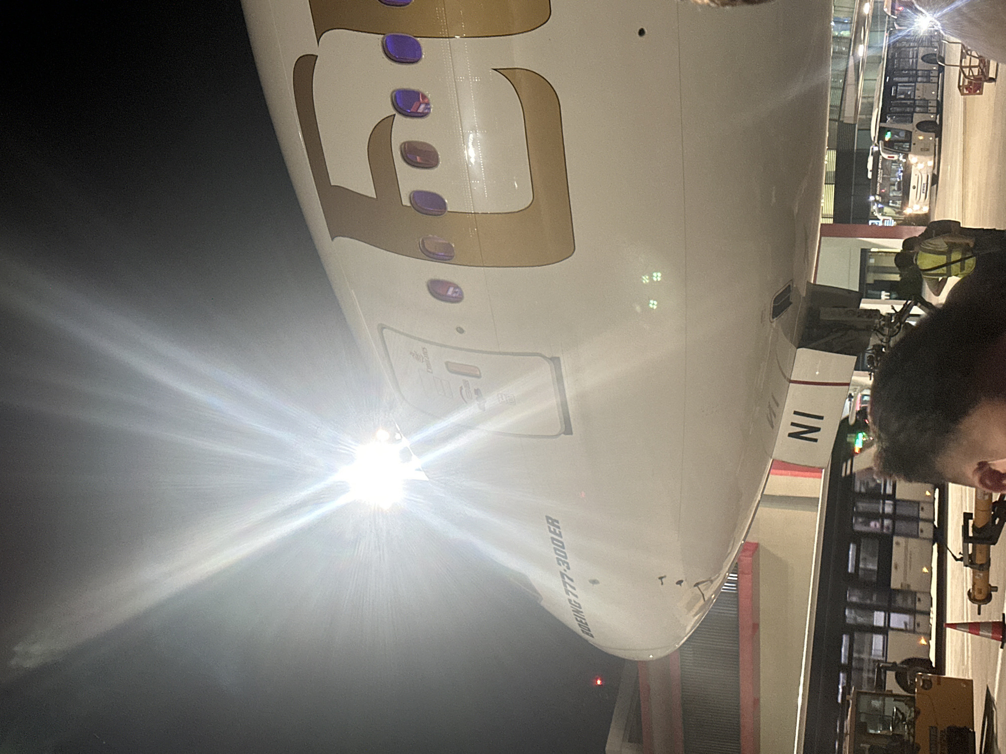 Late-night tarmac moments beside an Emirates 777 in Đà Nẵng