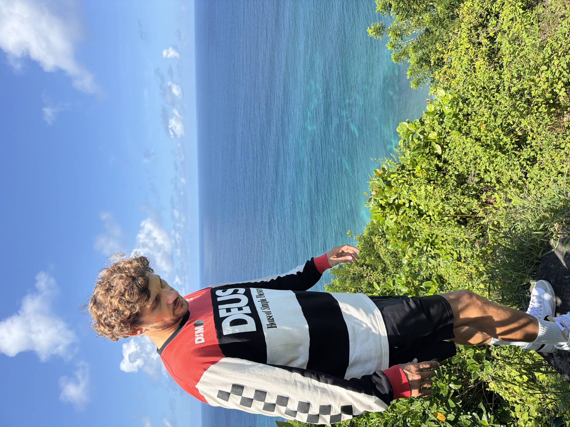 Man observes ocean view from cliff in Kuta Selatan