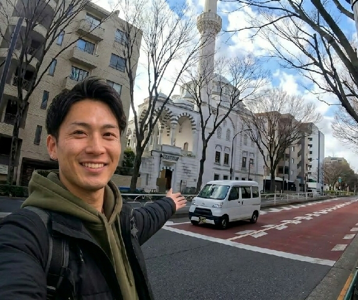 Visitor documents Tokyo Camii mosque architecture in Shibuya