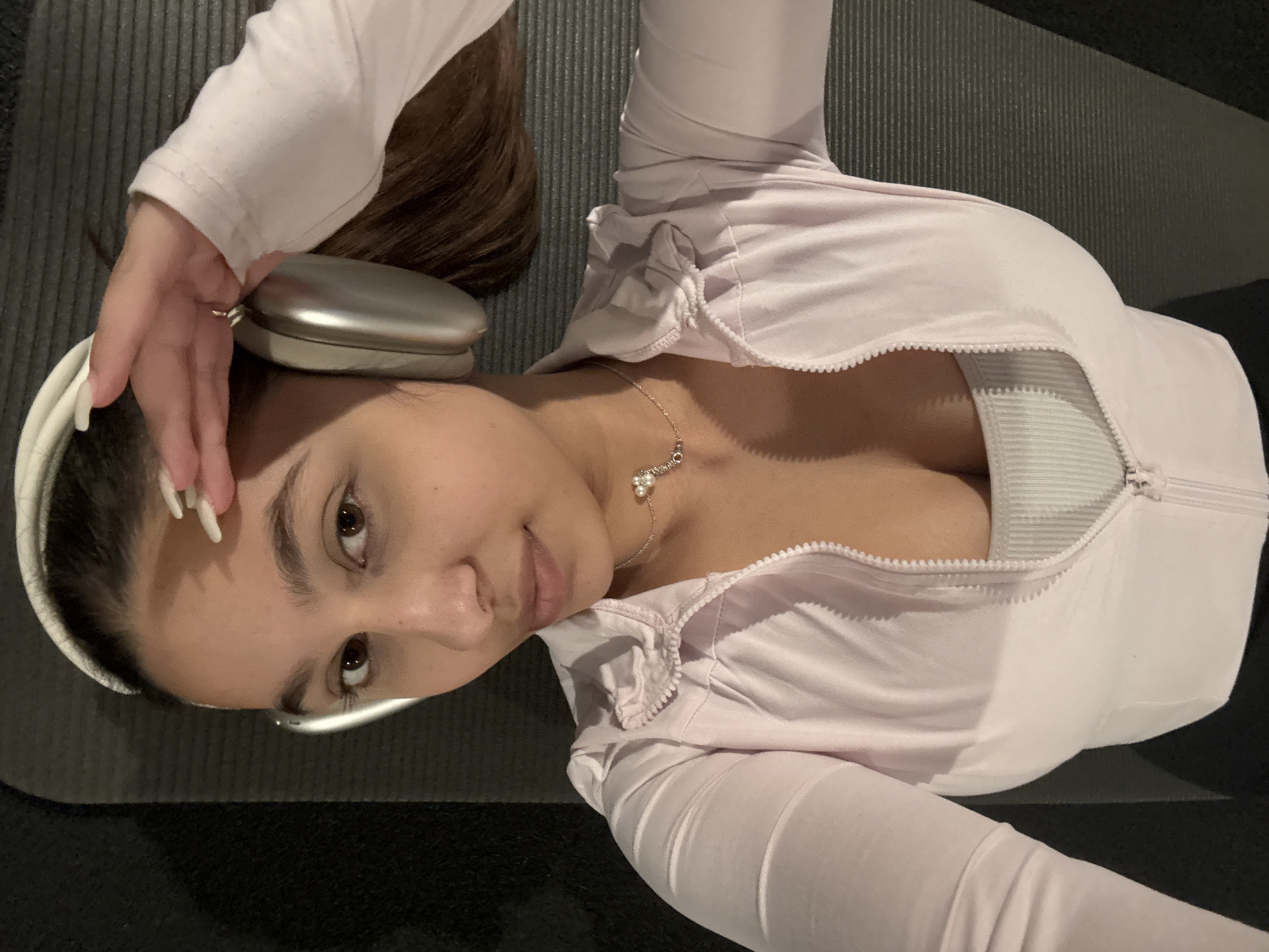 Woman exercises at Mönchengladbach gym Friday evening