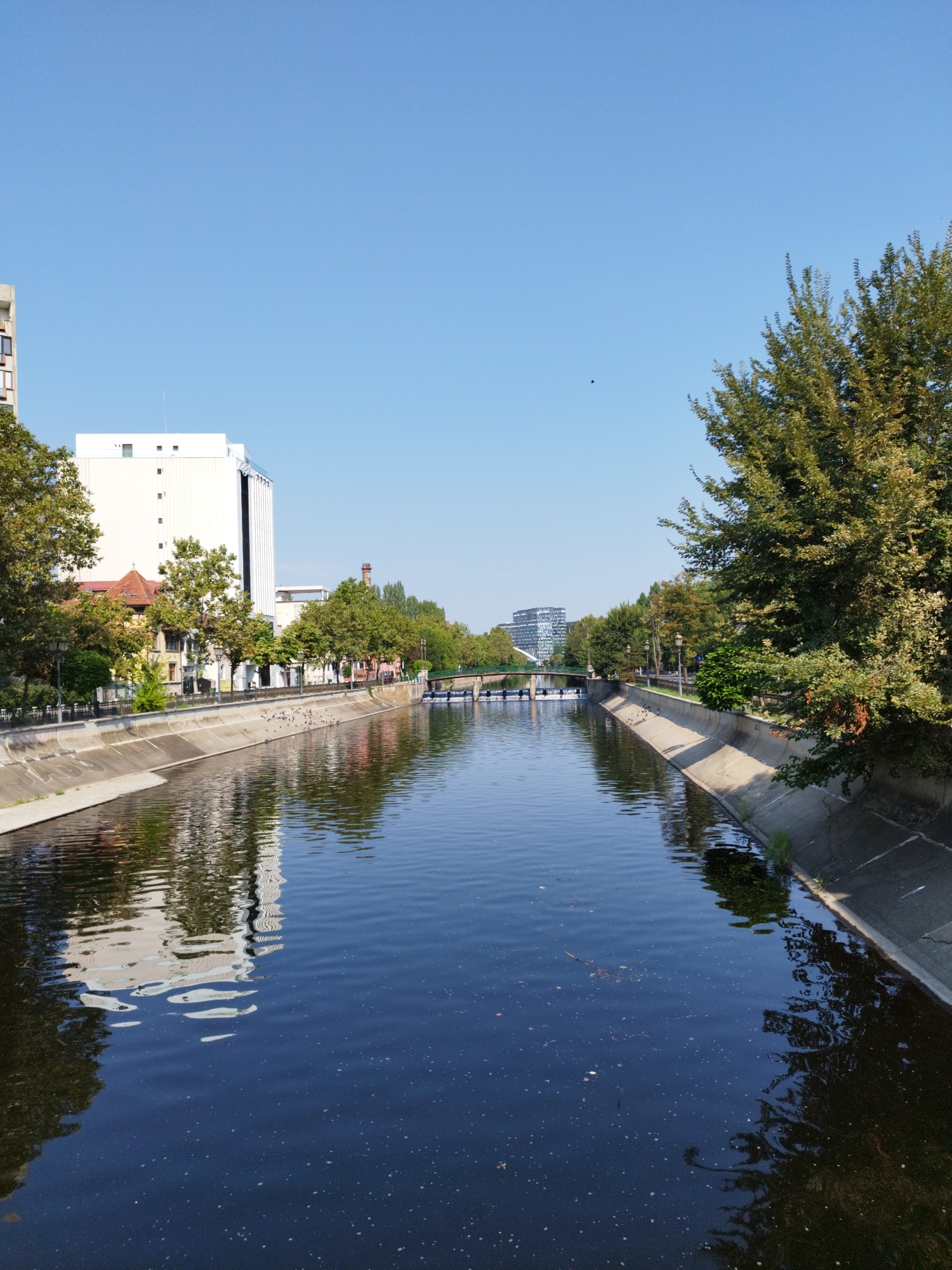 Morning stroll along the Dâmbovița River, Bucharest