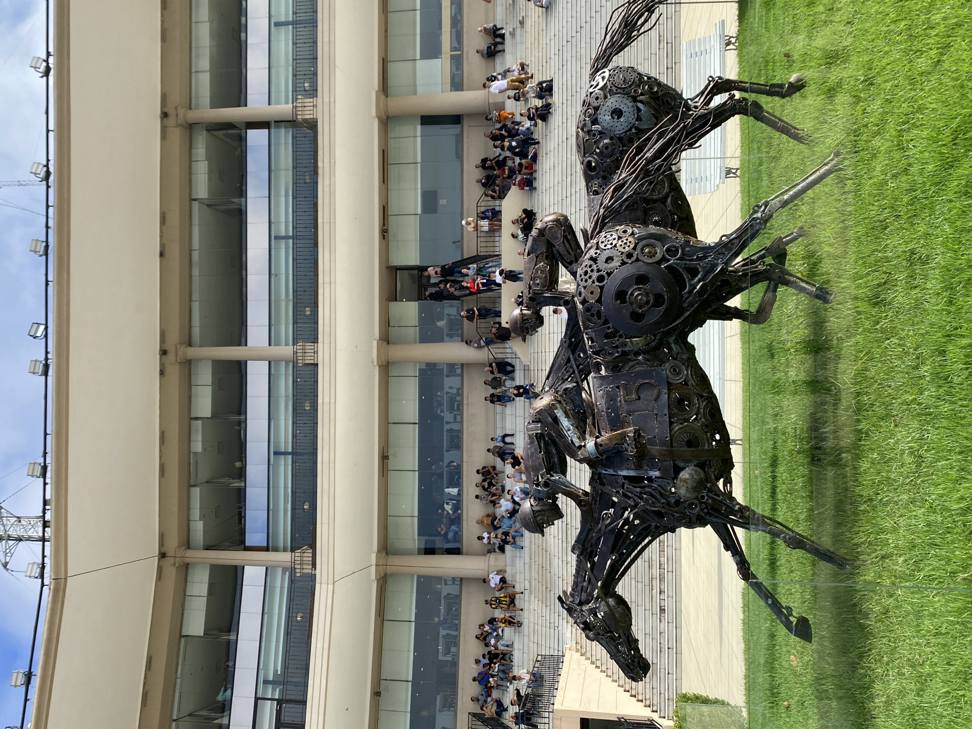 Horse racing event at Buenos Aires Hipódromo draws crowds