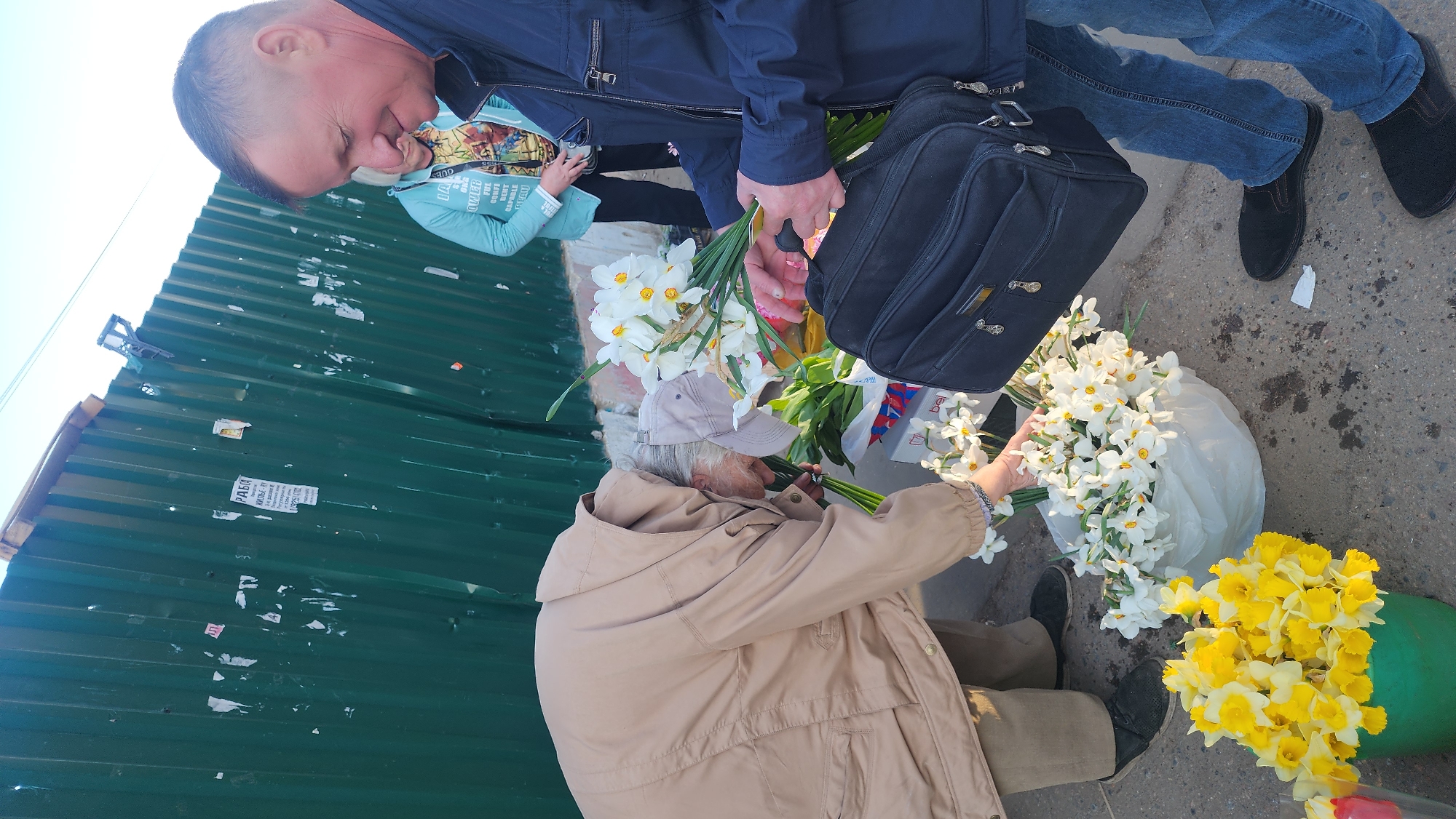 Spring flower sales draw customers to Khimki market stand