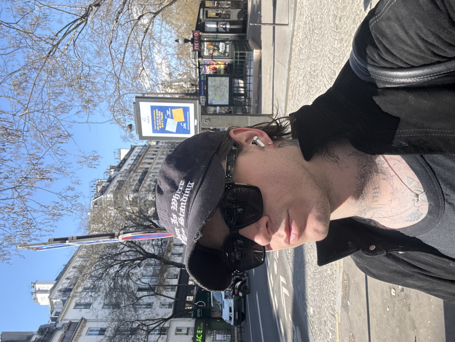 Man in baseball cap observed in Paris streets