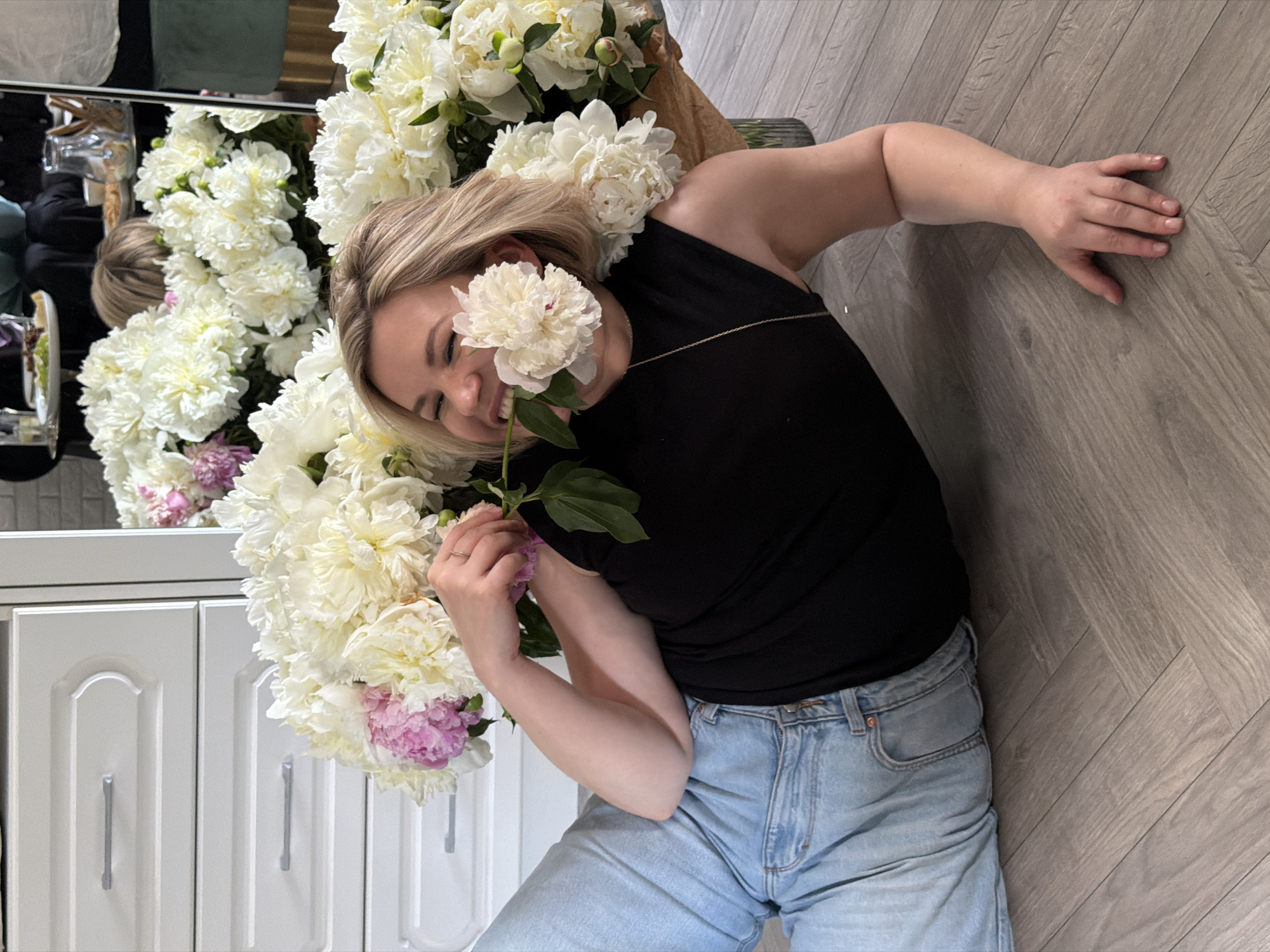 Peony-filled afternoon gathering in Riga apartment