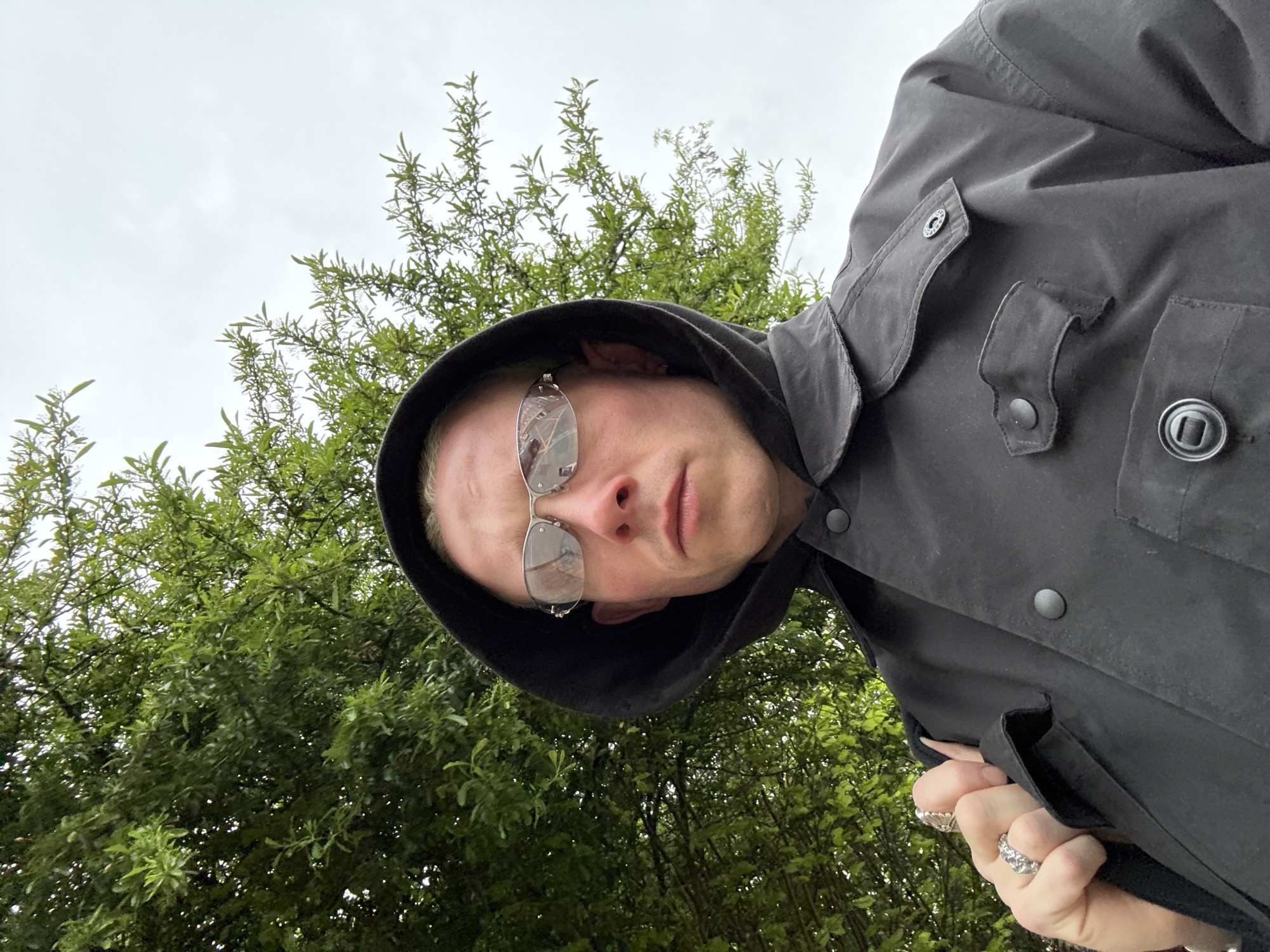 London morning captures: outdoor selfie and black cat sightings