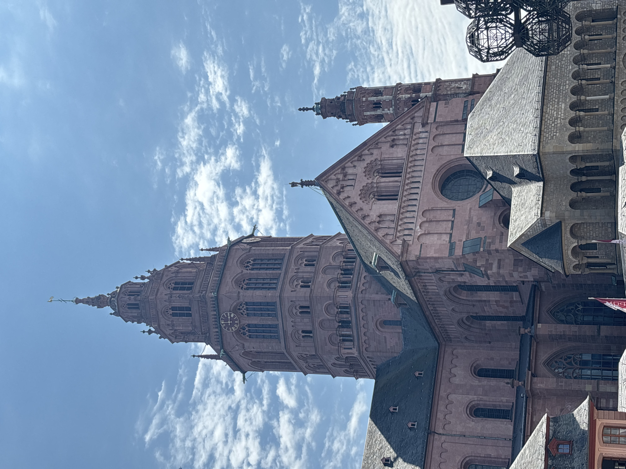 Sunny afternoon along the Mainz riverfront and cathedral district