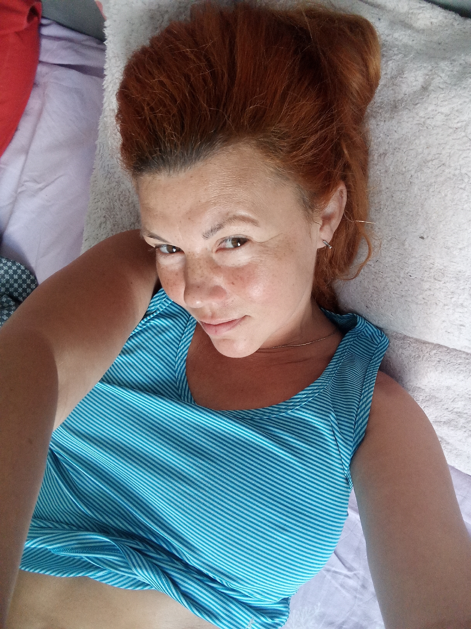Lazy morning selfies and flower still lifes from one space