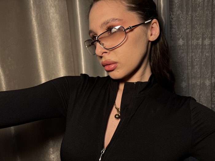 Woman documents extended mirror selfie session in Krasnodar apartment