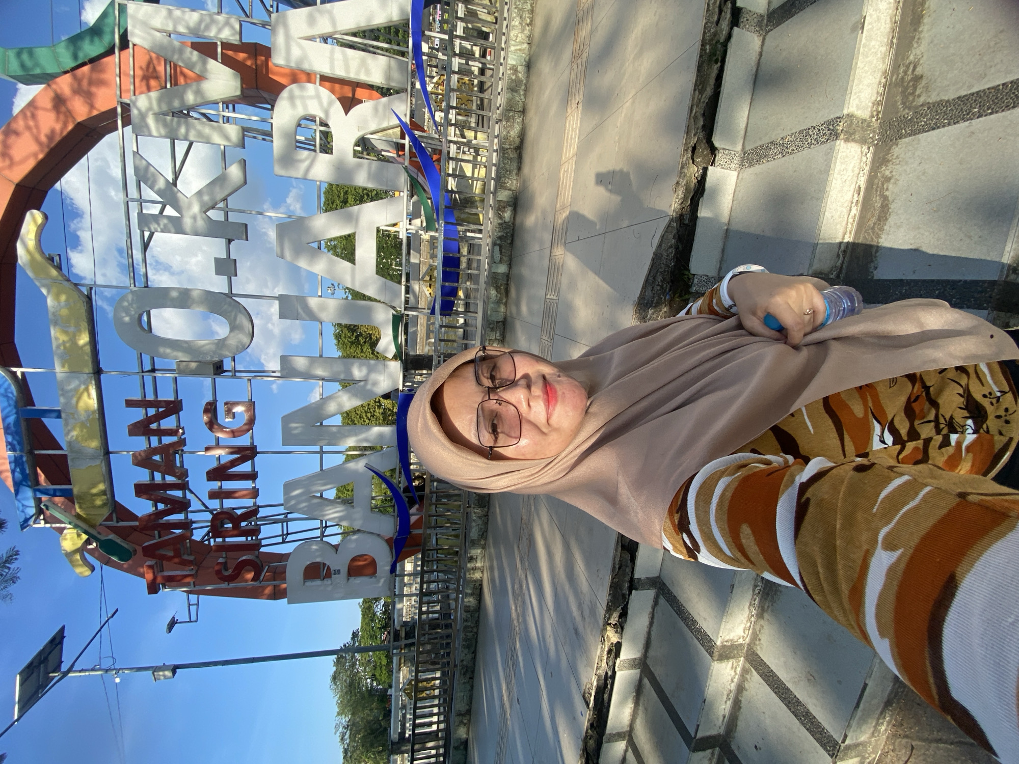 Selfies and sightseeing at Banjarmasin's 0 KM riverfront landmark
