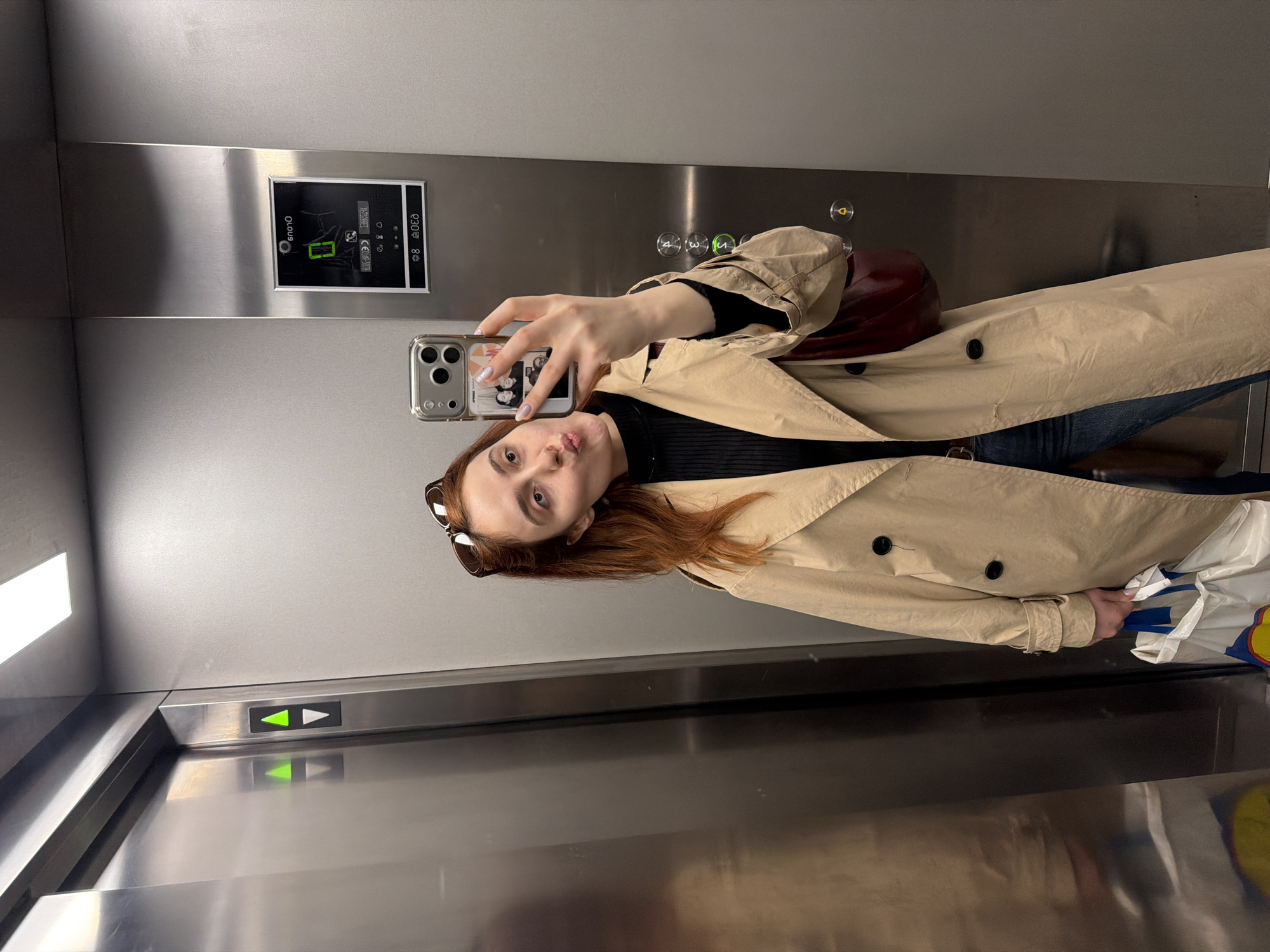 Woman takes elevator selfies in Strasbourg