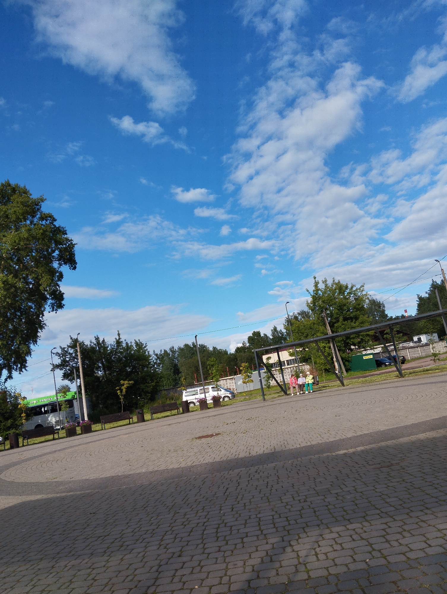 Afternoon rest under a metal canopy in Kingisepp's public square