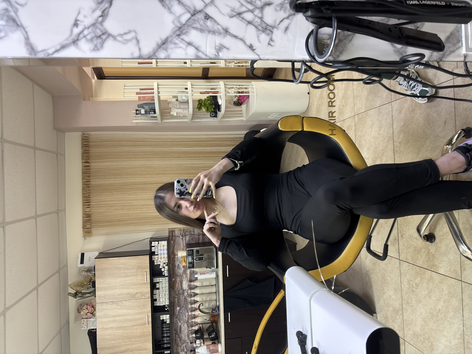 Mirror selfies captured at salon and gym in Chirpan