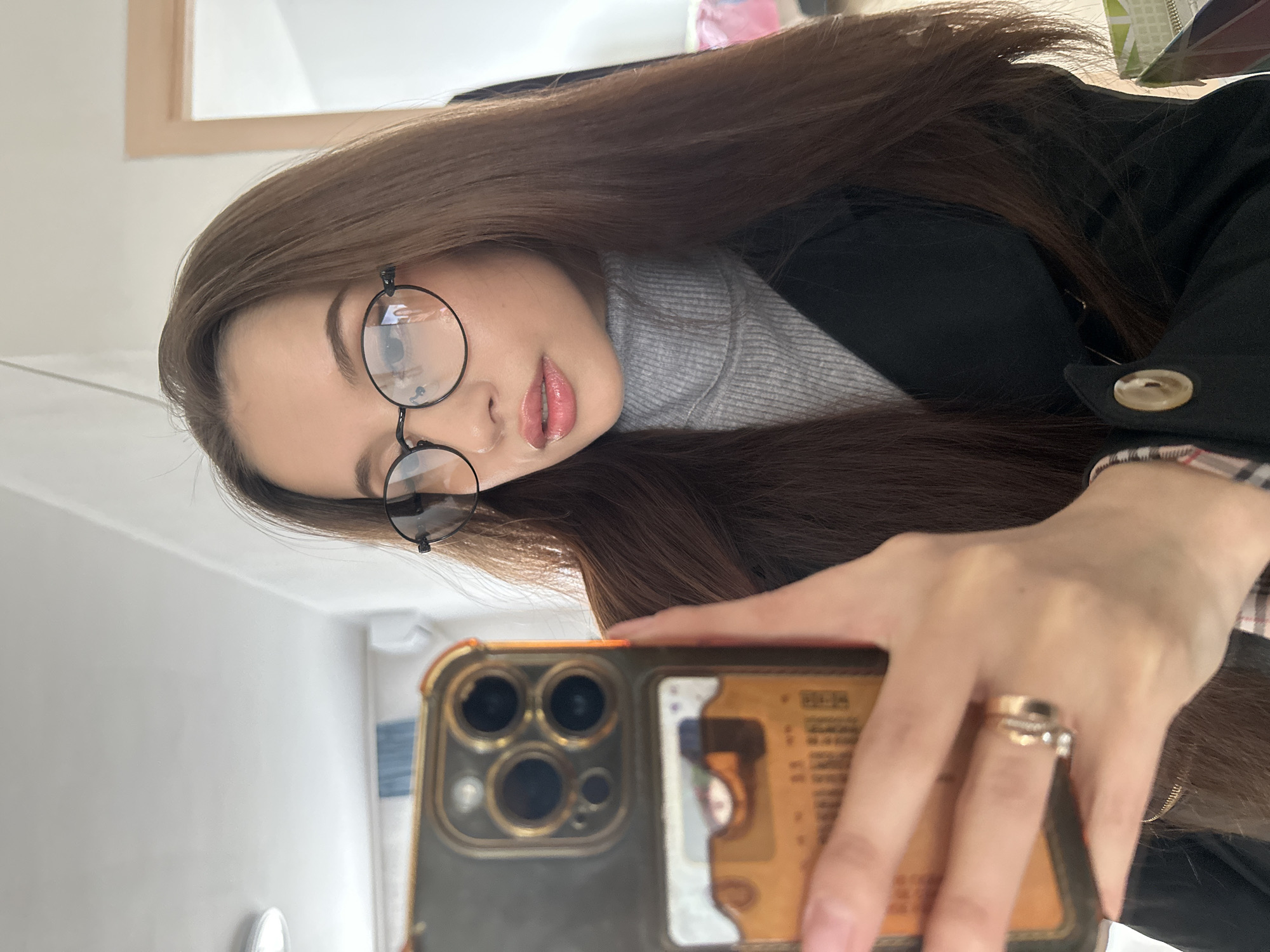 Morning selfie session documented in Yekaterinburg, Russia