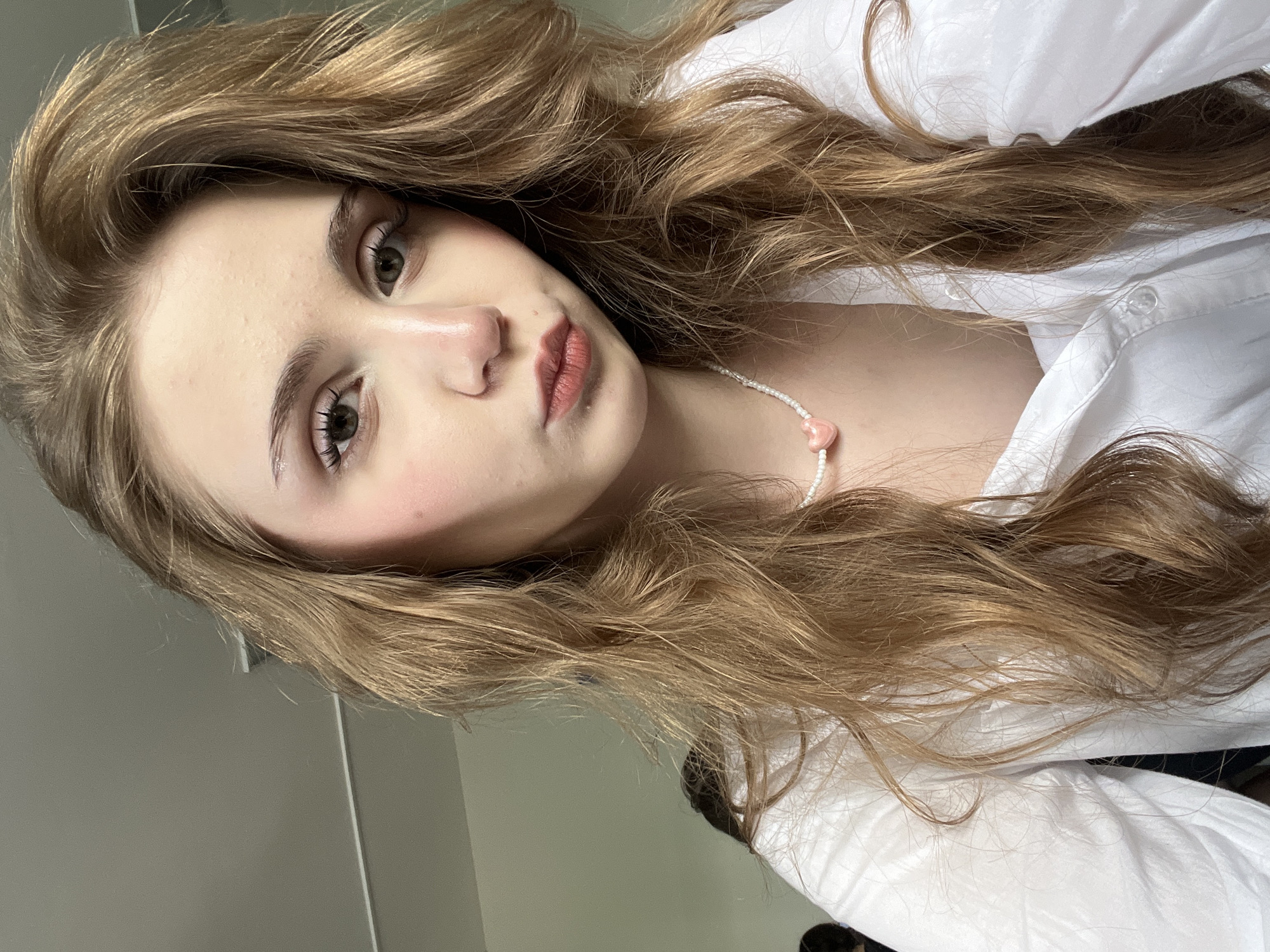Indoor style shoot in Sterlitamak: selfies, accessories, window view