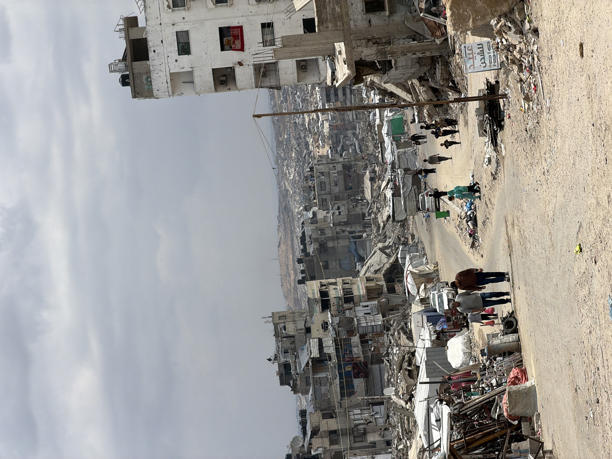 Gaza residents continue daily commerce amid widespread urban destruction
