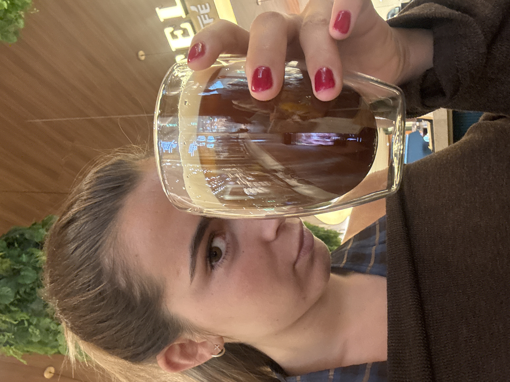 Women share café time, selfies in Senhora da Hora
