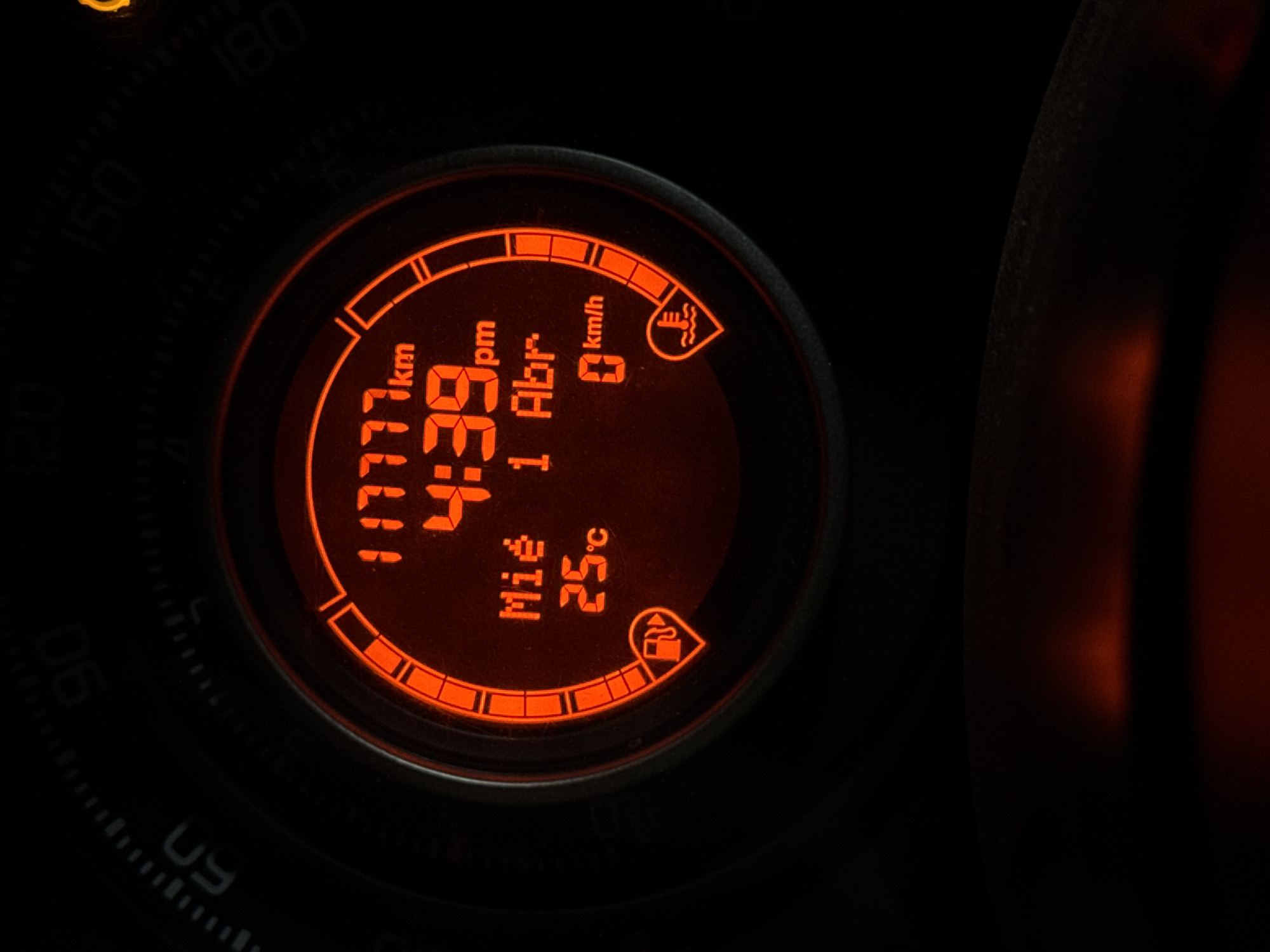 Vehicle dashboard shows mileage and temperature in Puebla