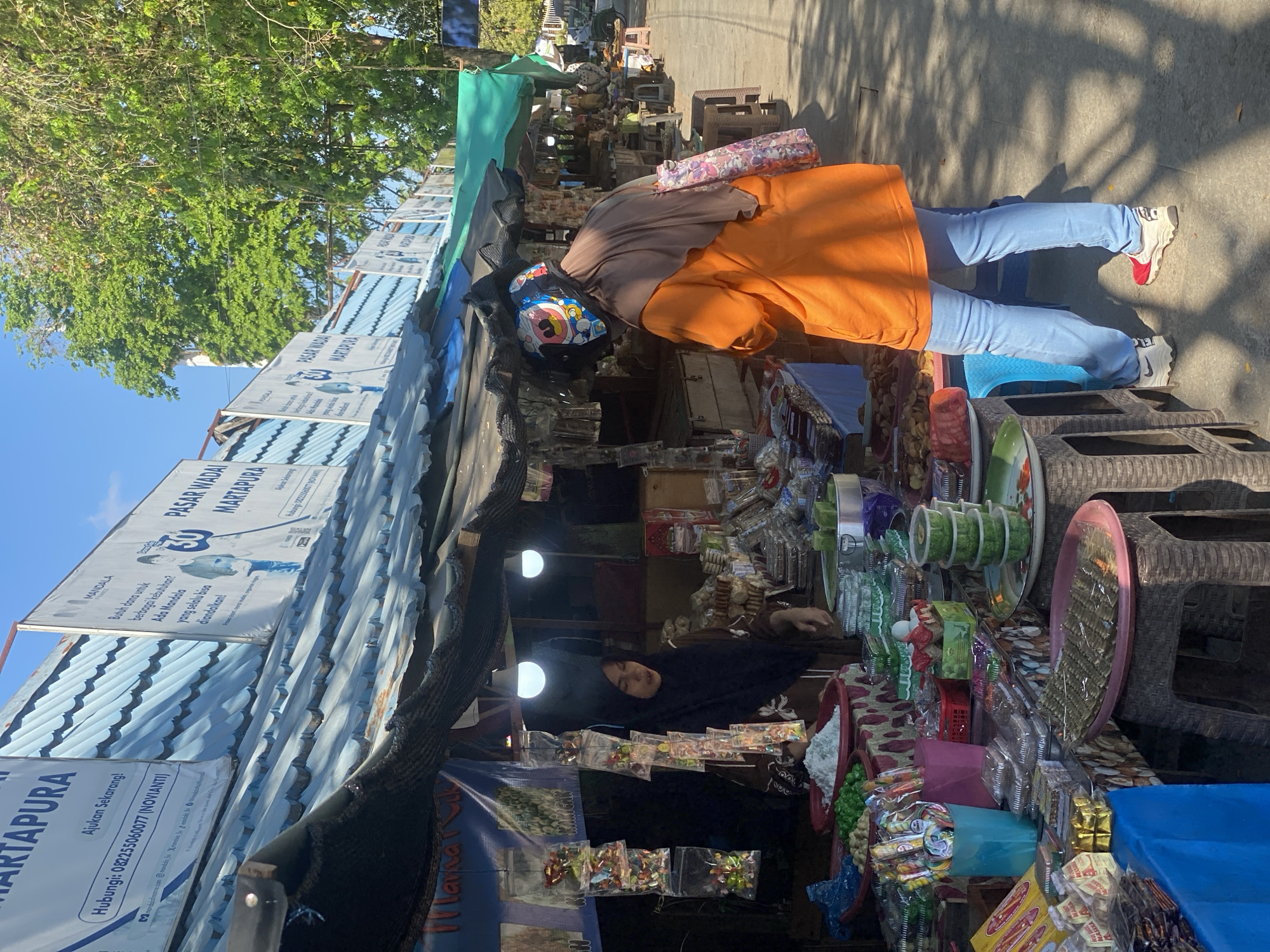 Street market day in Martapura, snacks and selfies.