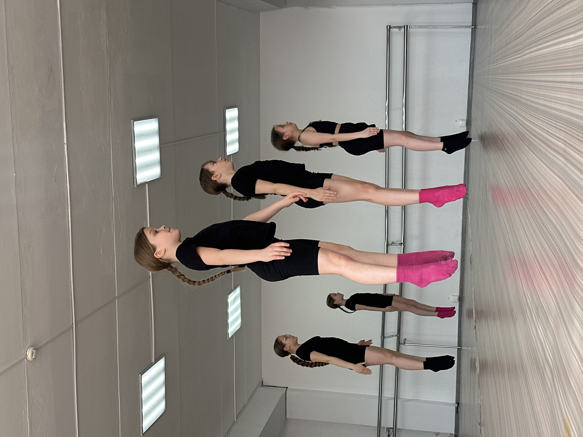 Teen dancers practice in Votkinsk studio