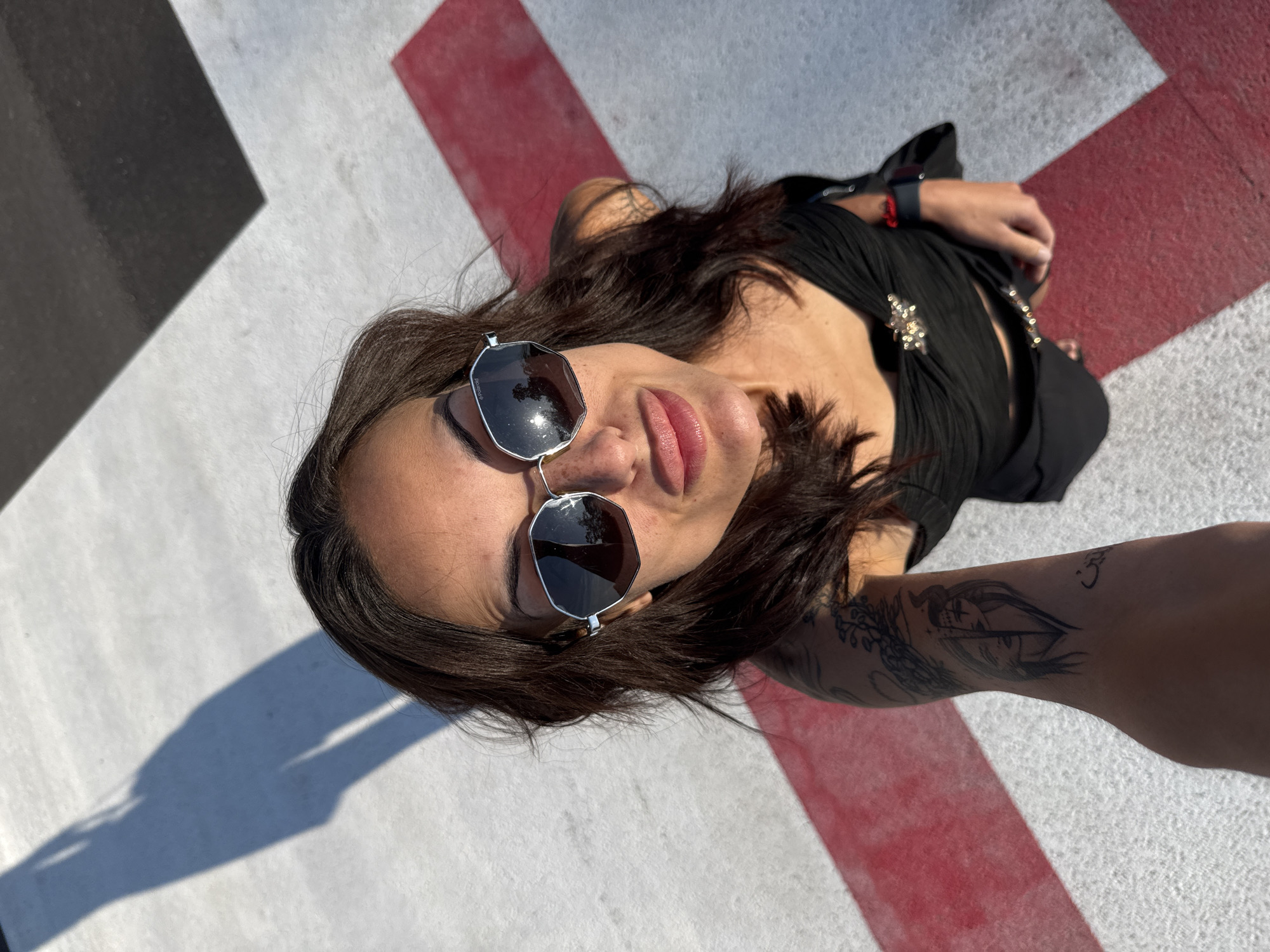 Late-night selfies in Pleven with tattoos and a black outfit