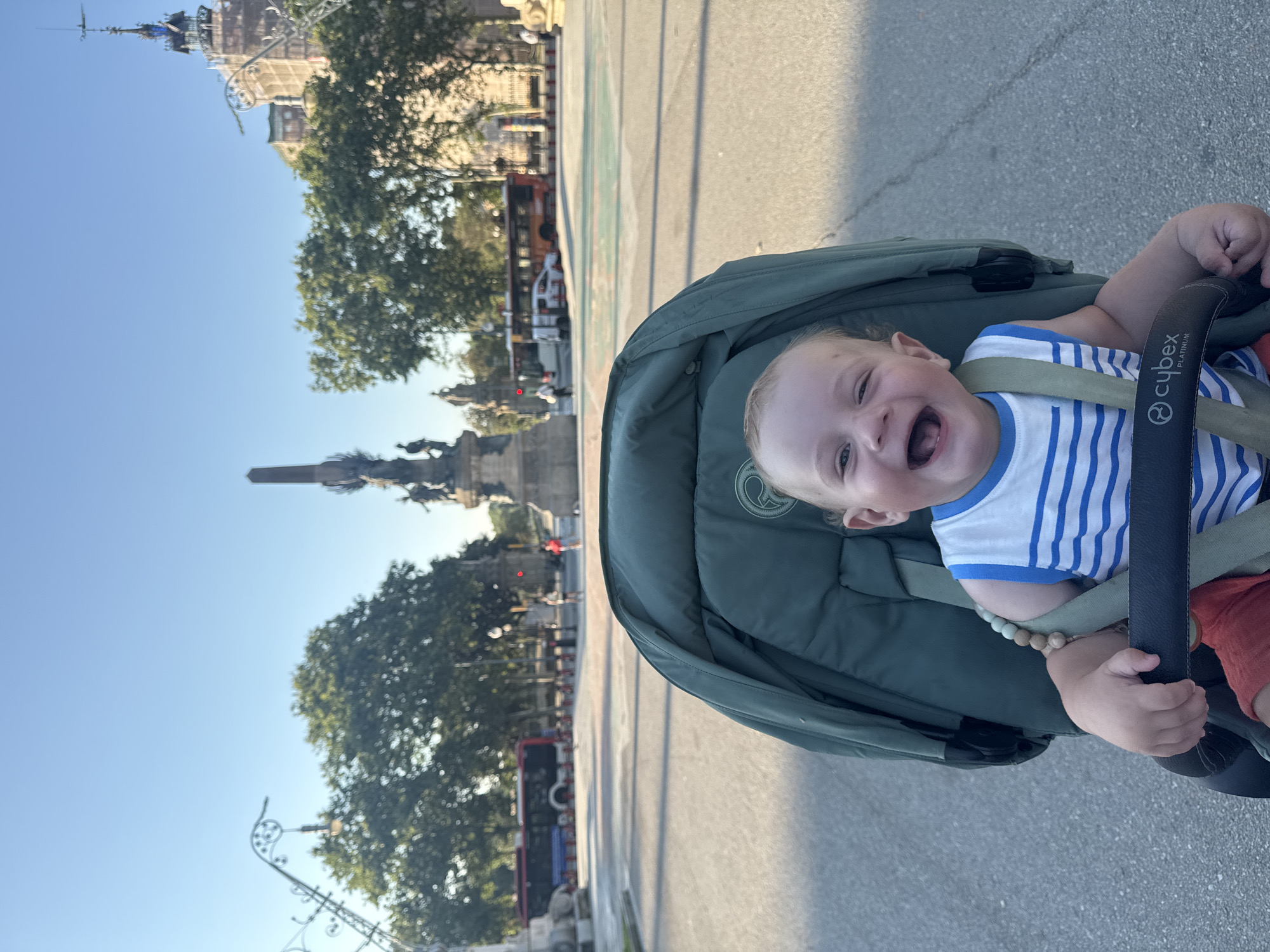 A casual Barcelona morning mixing parks, street art, and wildlife