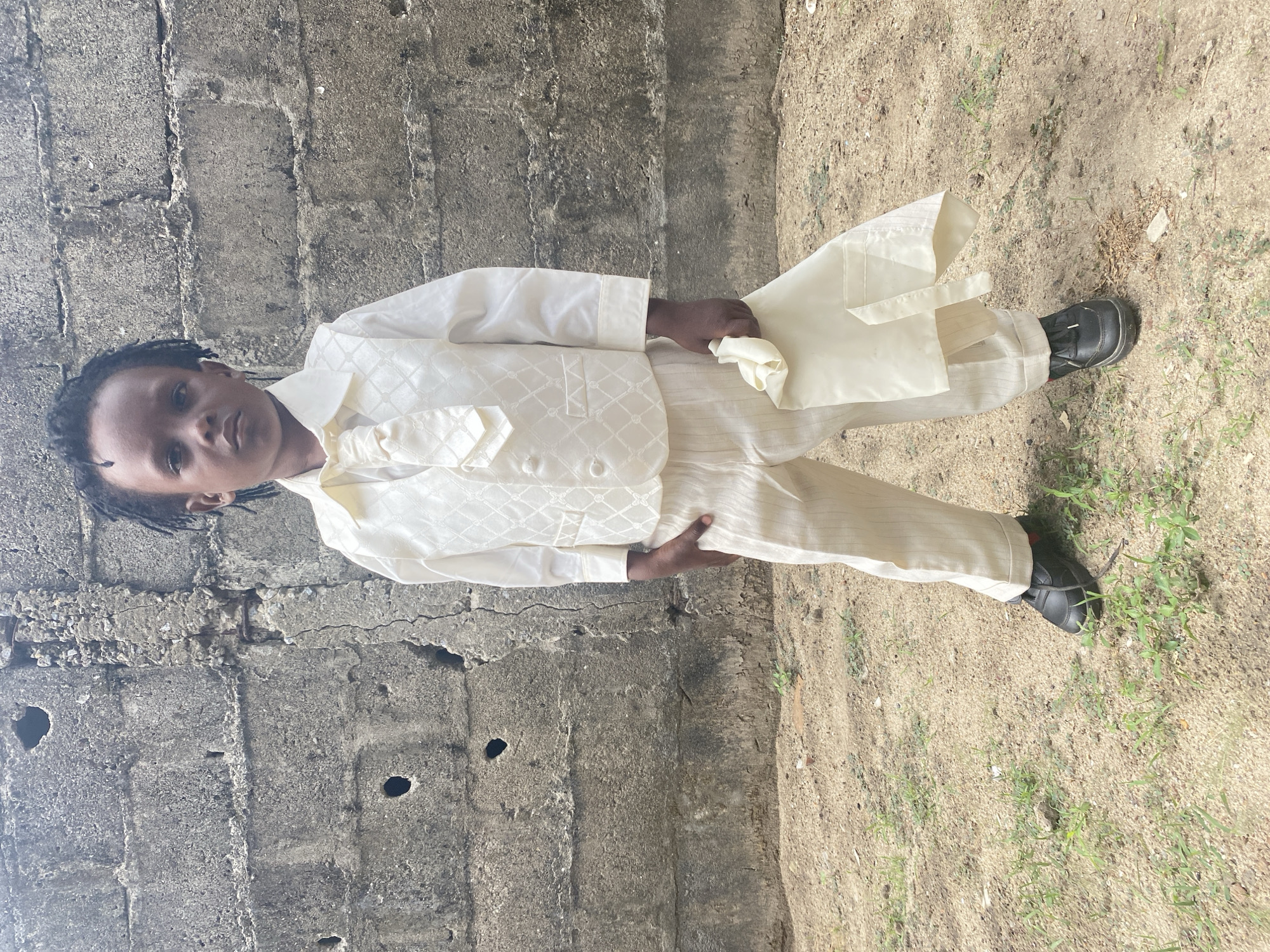 Man documents ordinary neighborhood life with child over two hours
