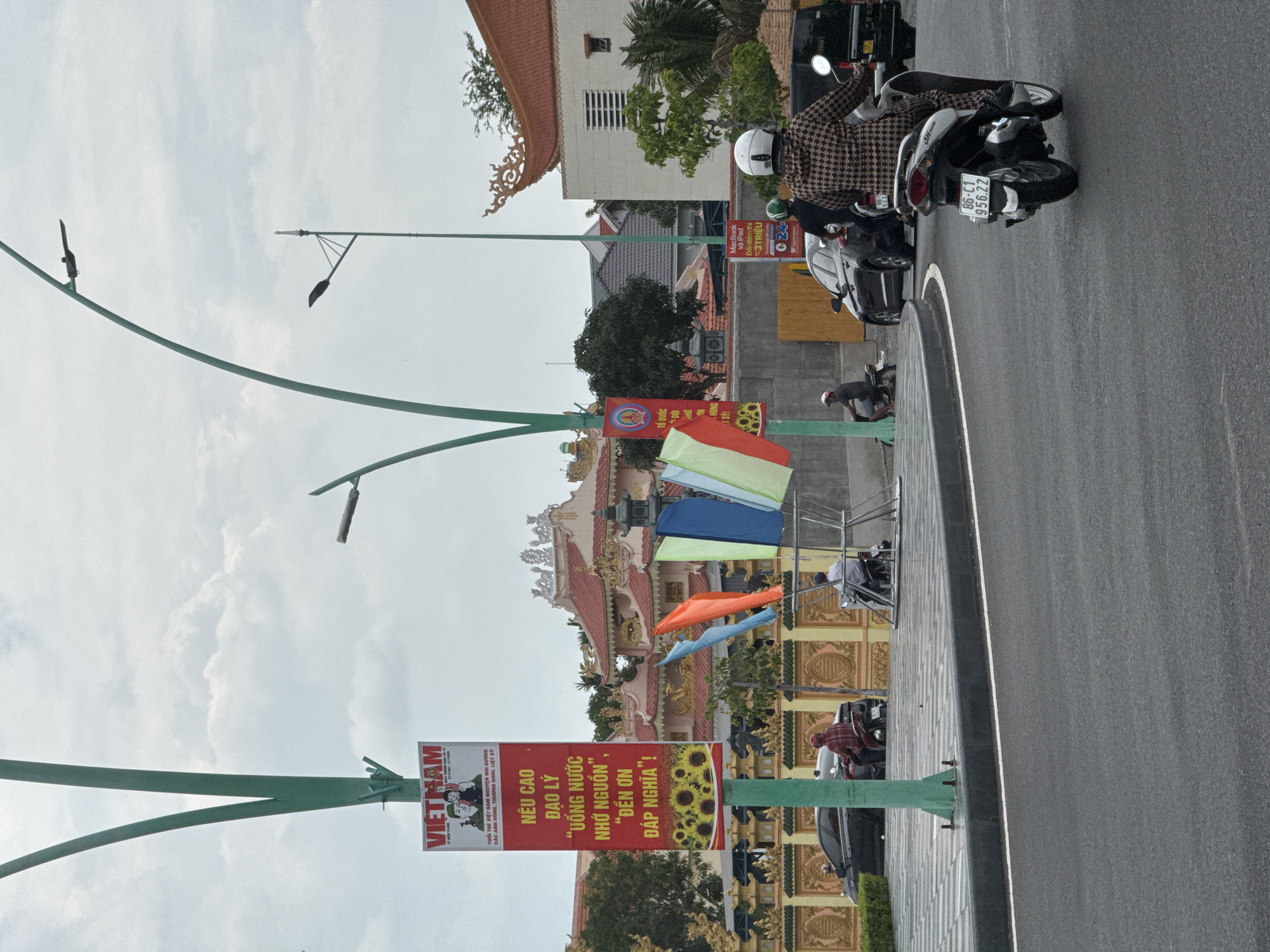 Phan Thiết street life: bikes, landmarks, and everyday commutes