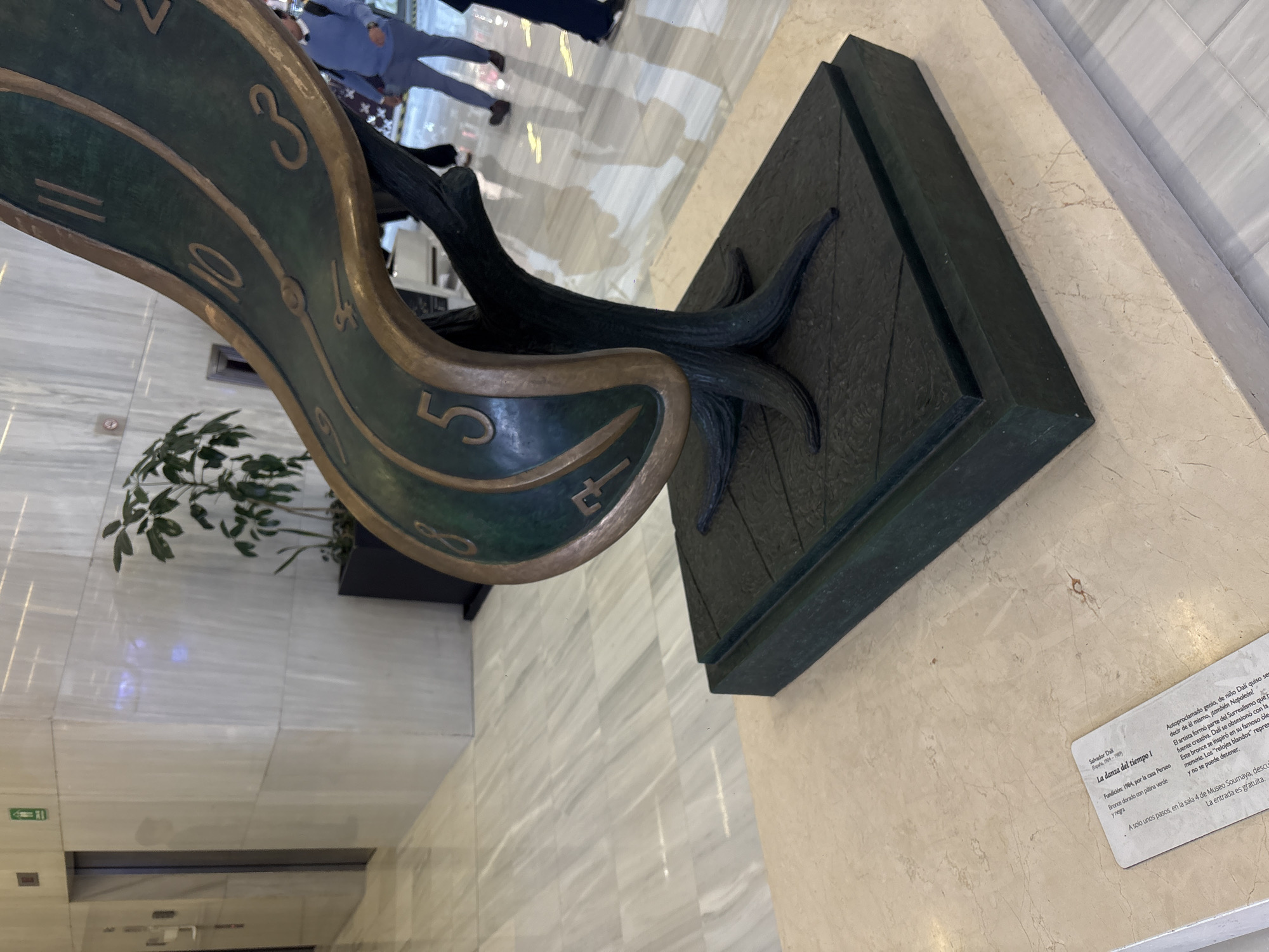 Dalí melting clock sculpture observed in Mexico City mall
