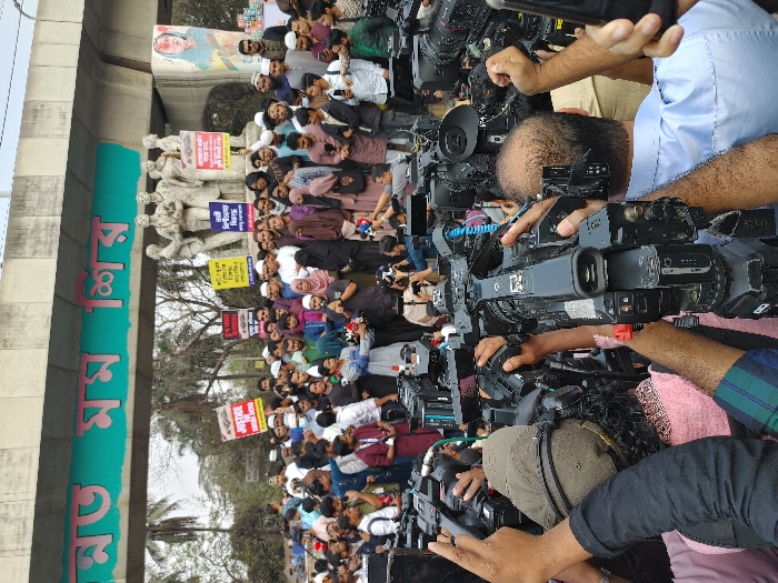 Justice for Amena Akter protest draws crowds at Dhaka University