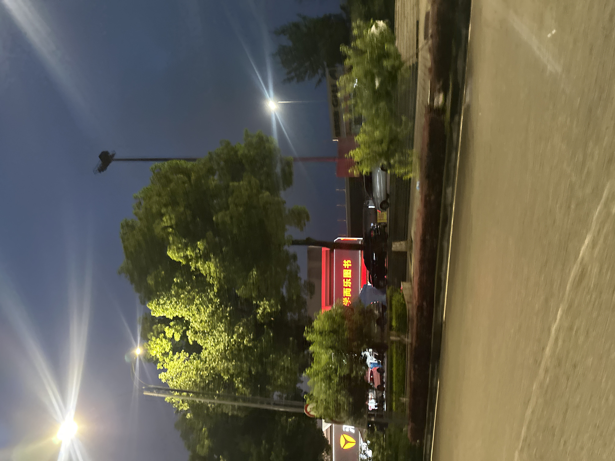 Evening street scenes captured in Chongqing High-tech Zone