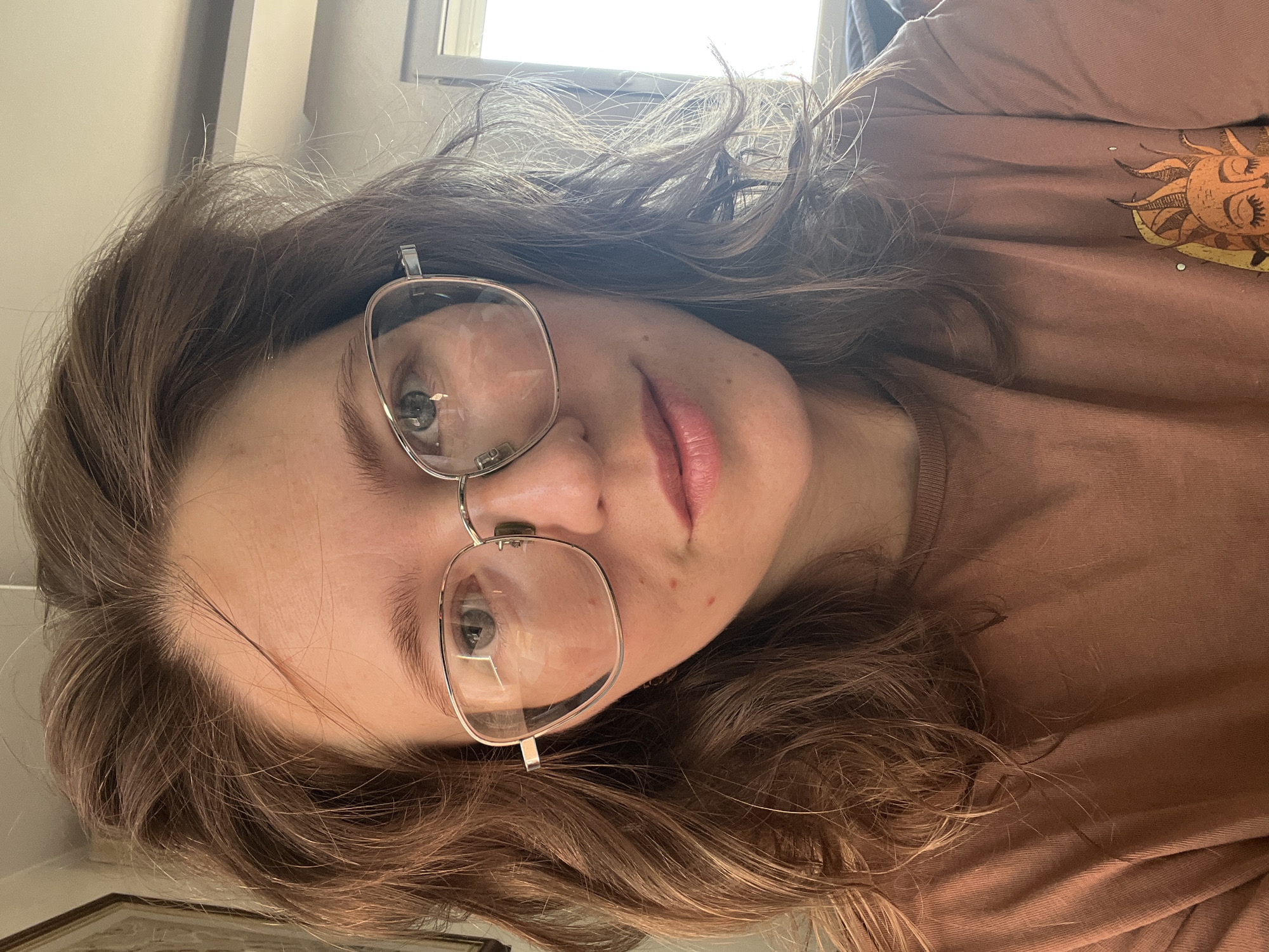 Casual portrait session in Podgorica, rust tee and glasses