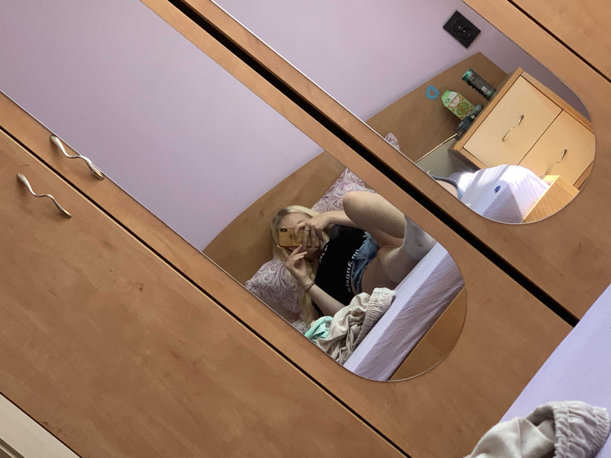 Cat and mirror selfies from a bedroom in Vidin