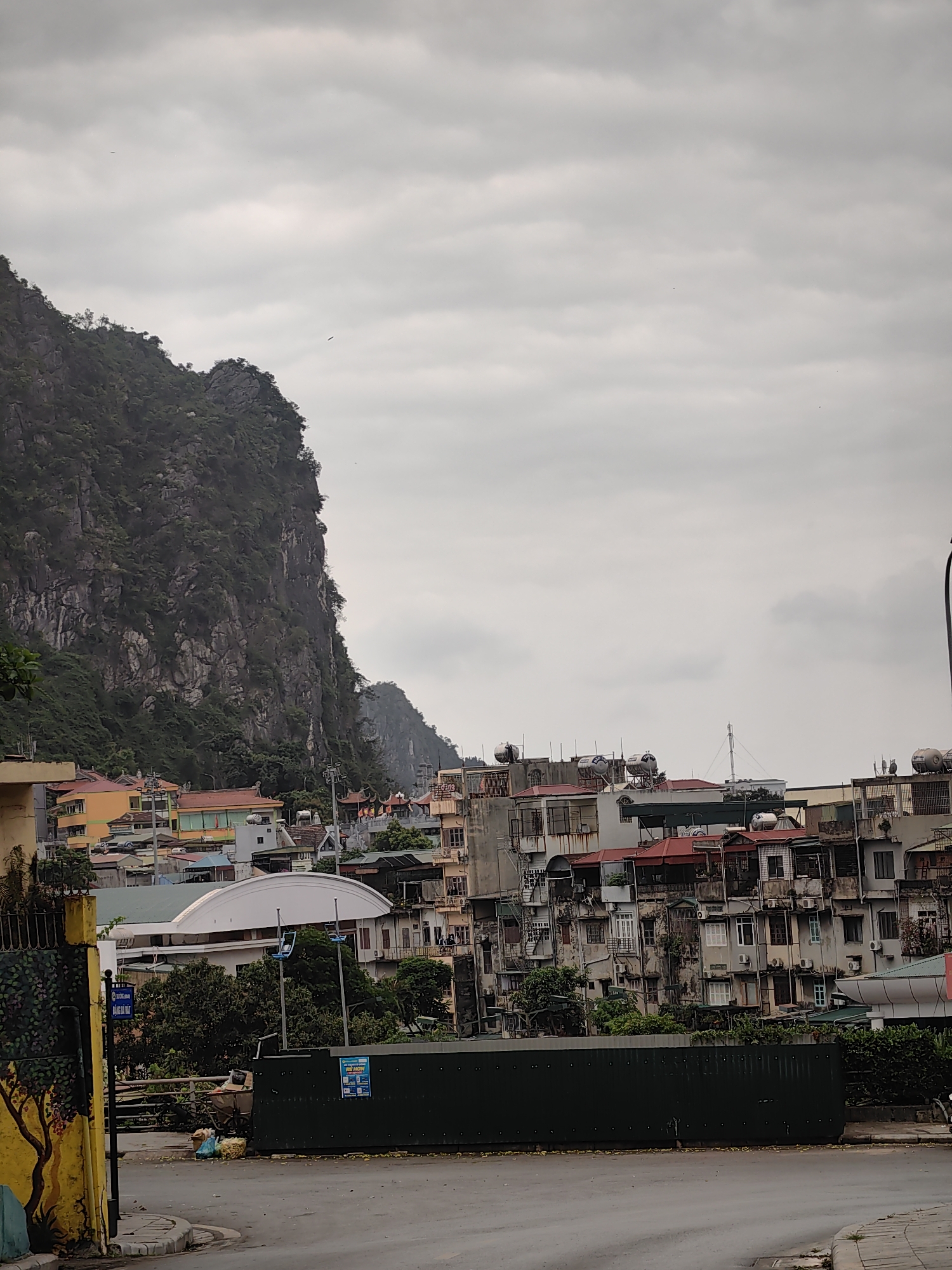 Morning street scenes documented in Hong Gai Ward, Vietnam