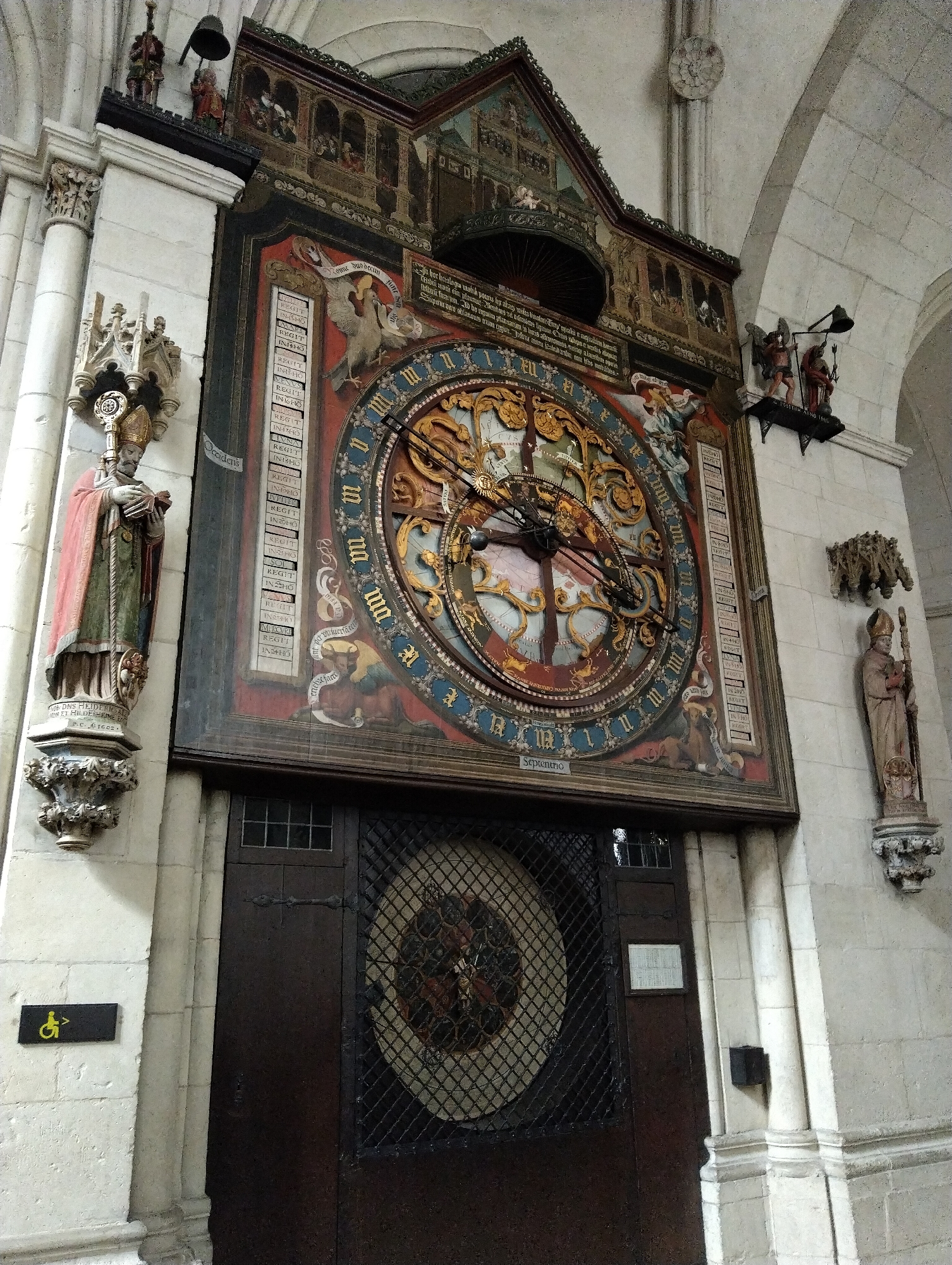 Münster Cathedral's astronomical clock captured by witness