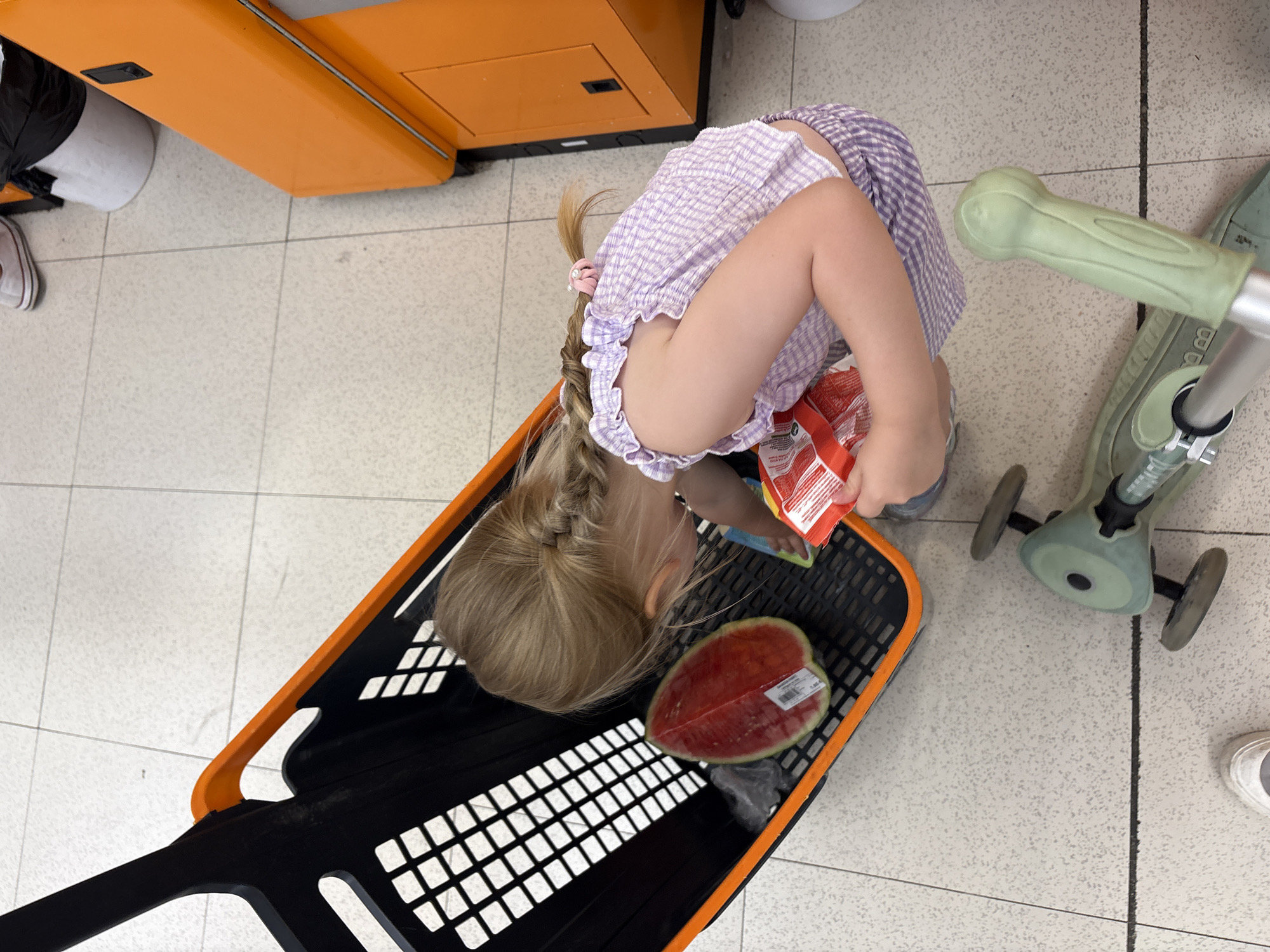Afternoon errands through Valencia streets and a laundromat