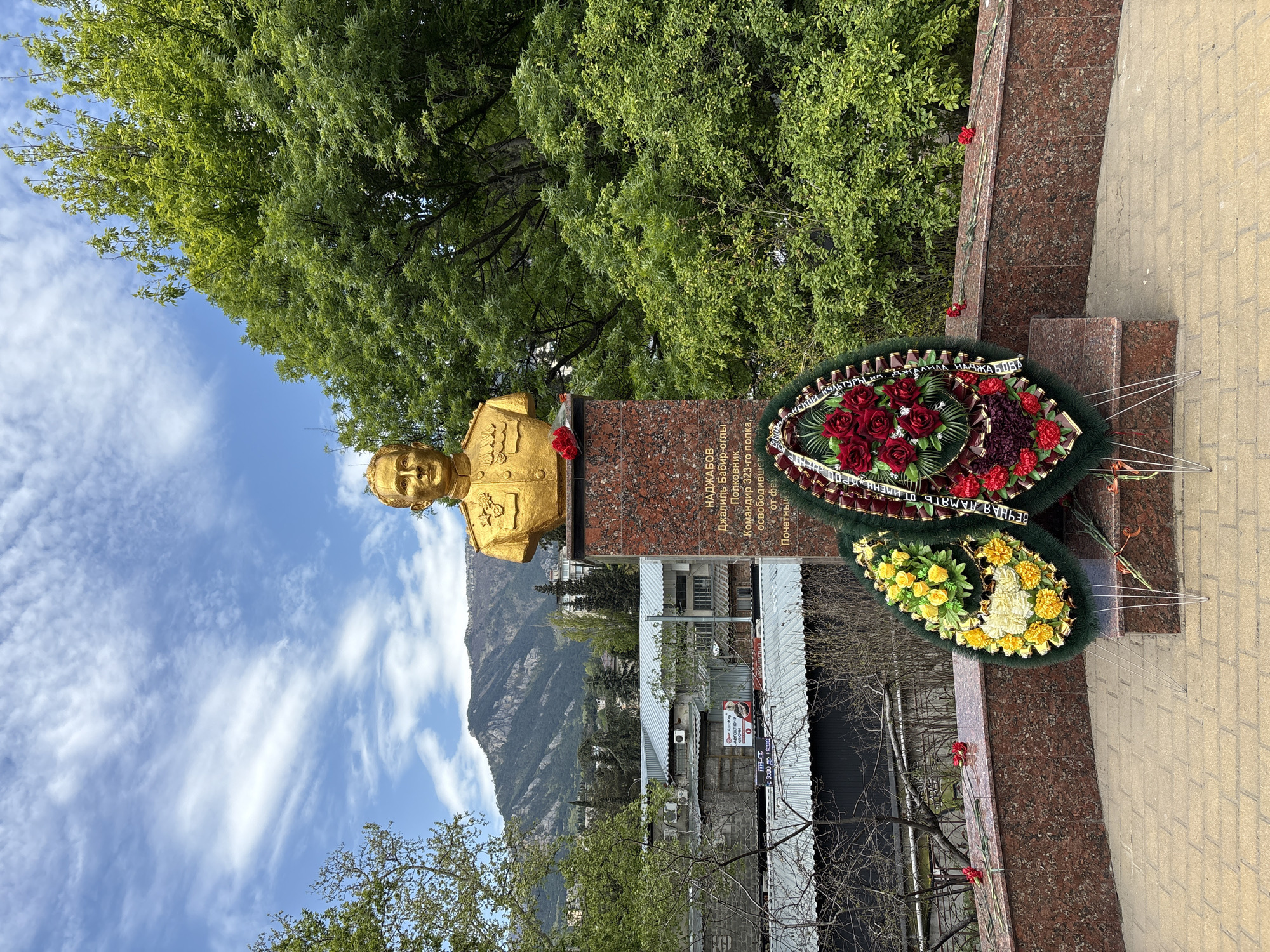 Witness documents Yalta market scenes and military monument