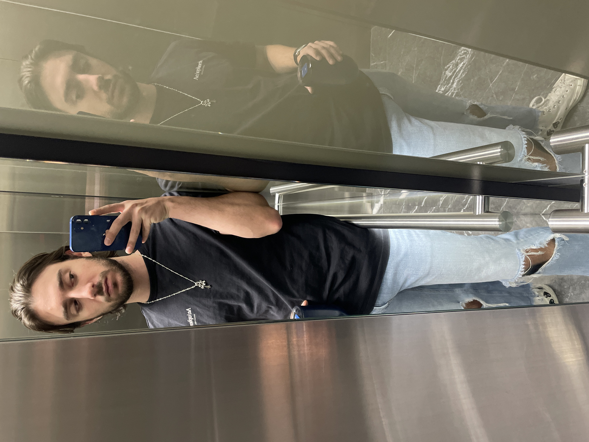 Casual moments captured across Mexico City streets and elevators