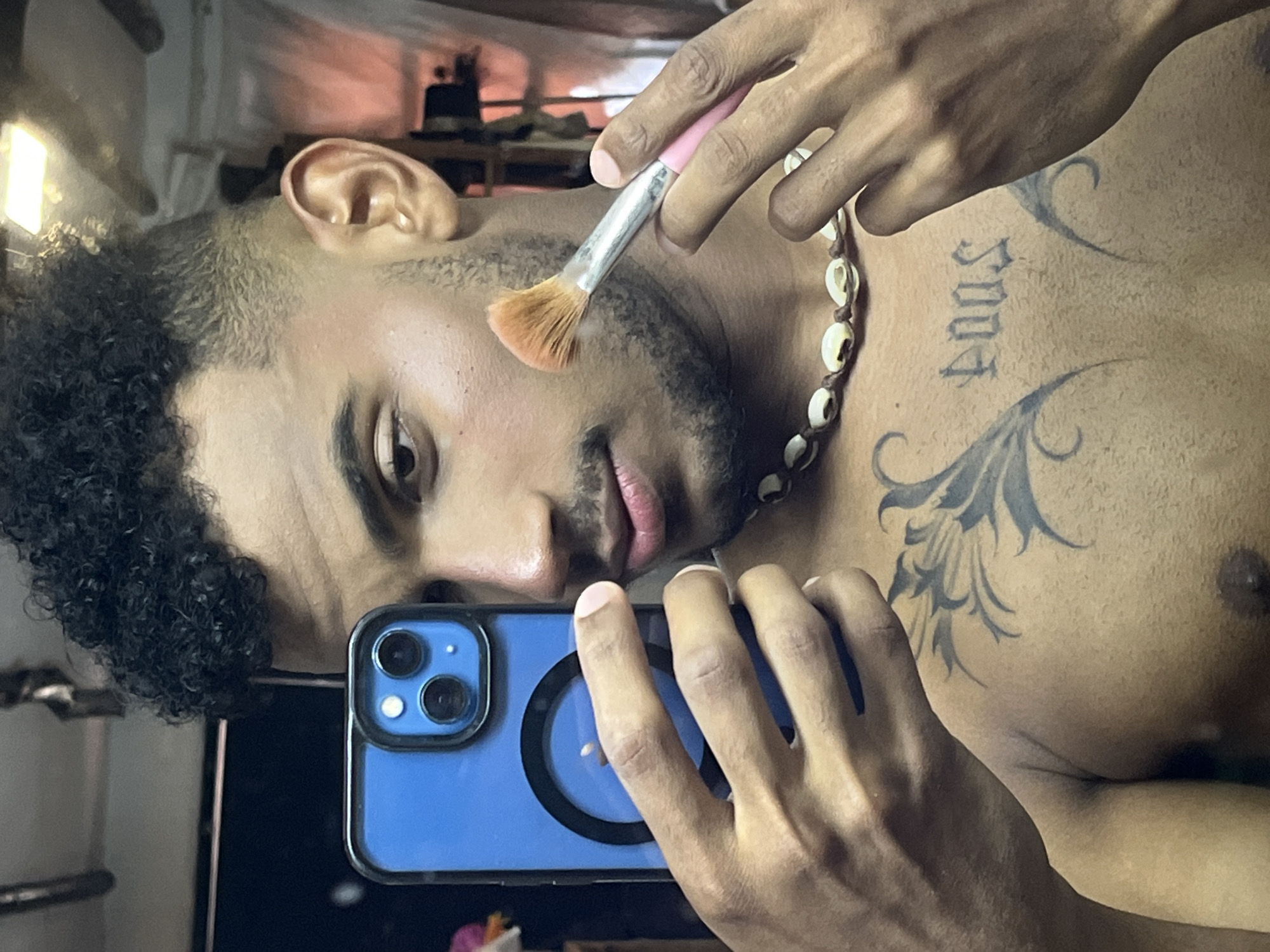Man documents daily routine with selfies in Porlamar, Venezuela