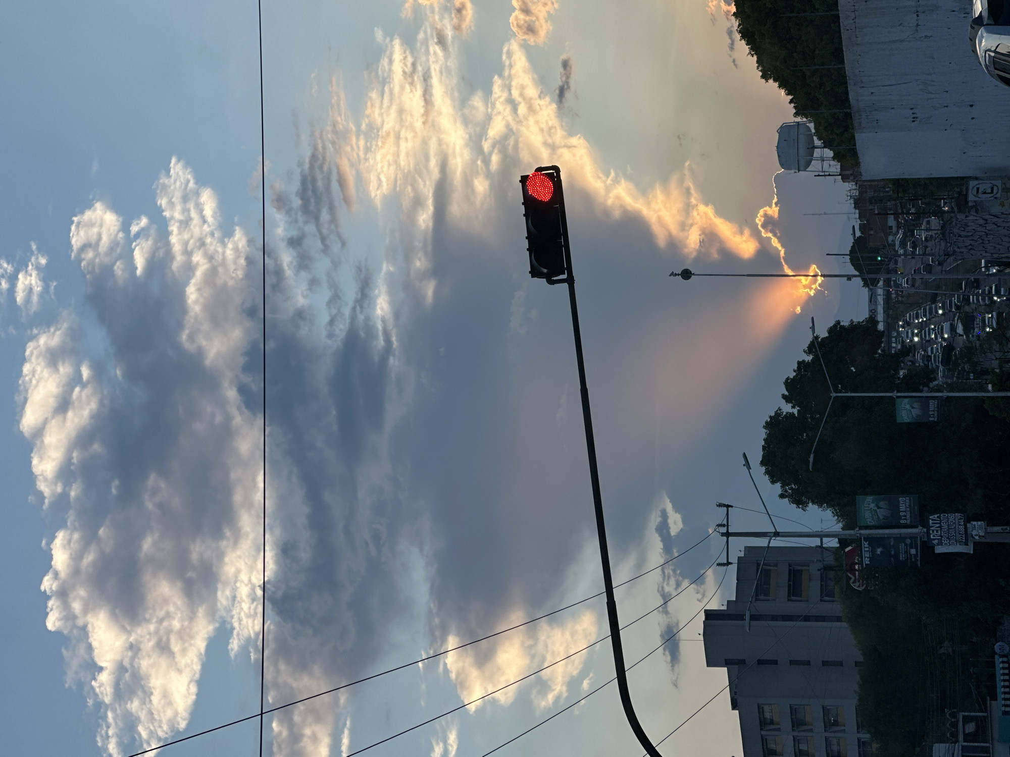 Red traffic light observed under cloudy skies in Puebla